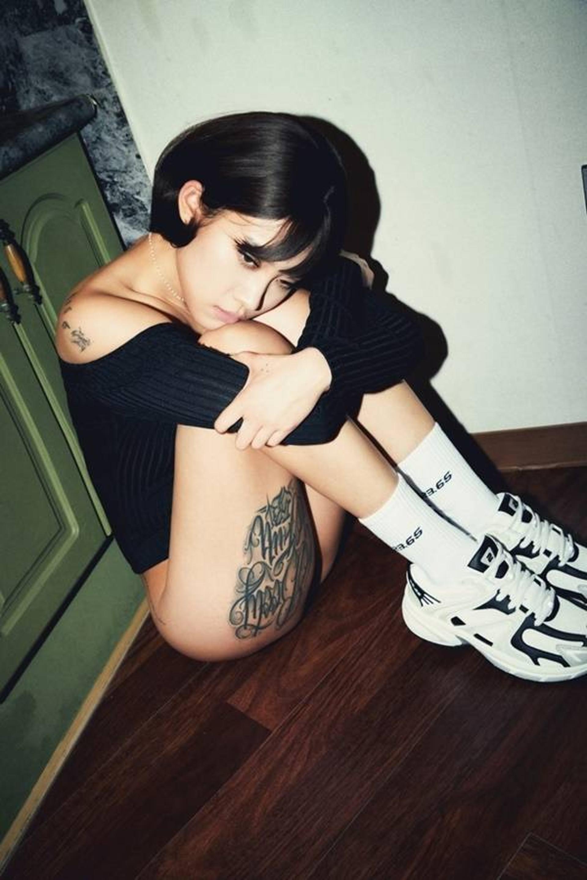 허벅지 타투 보여주려고?… 나다, 민망한 자세