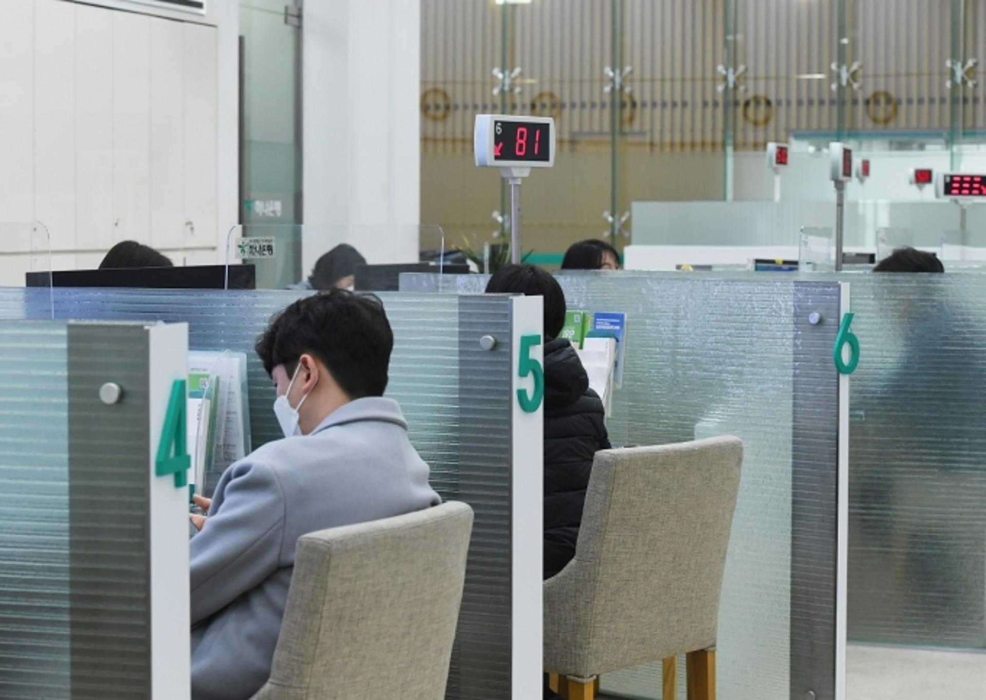 "적금 가입하는 데 30분 걸렸다" 금소법 첫날, 은행 영업점 혼란