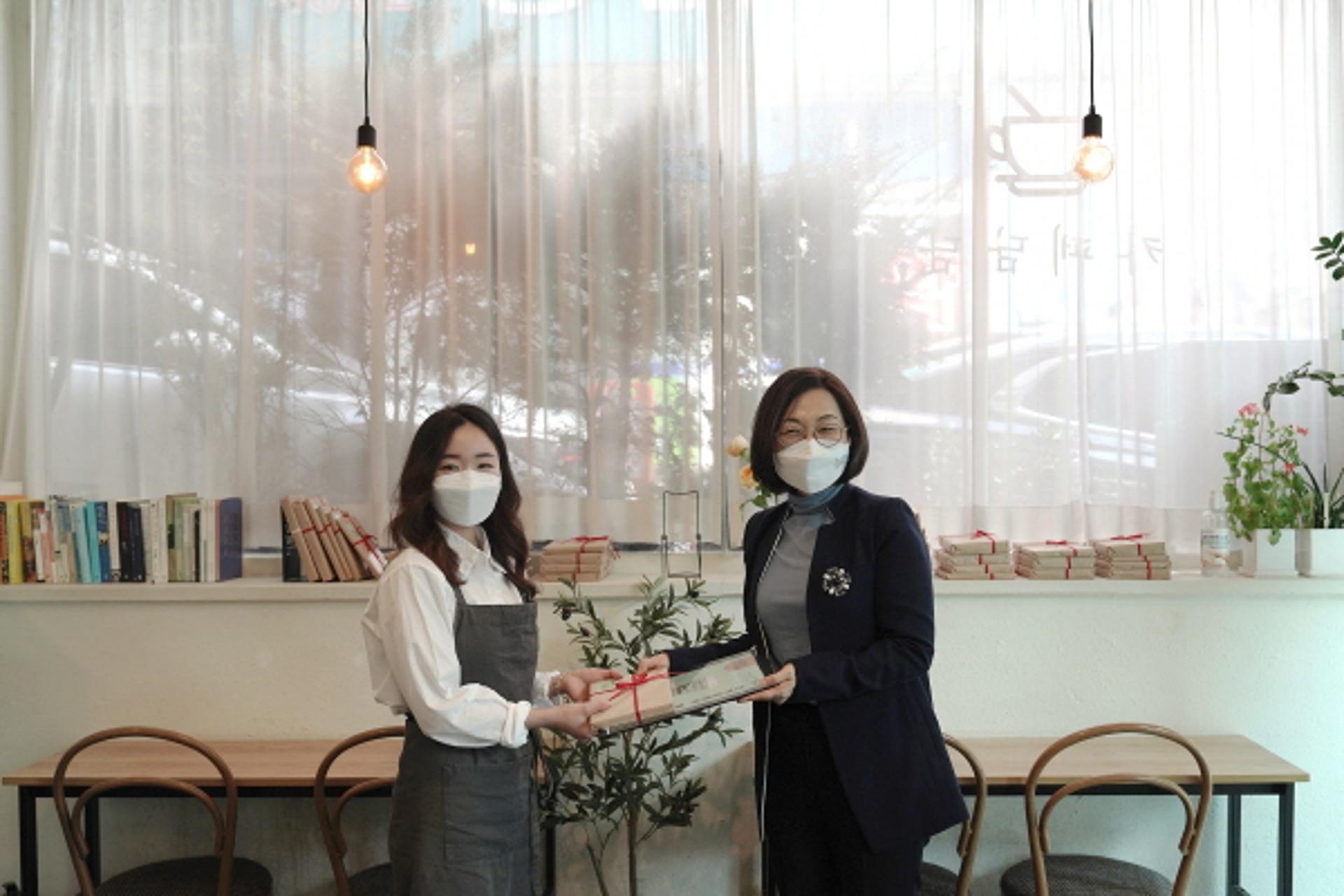 성남시 ‘도서관 너머 동네카페’ 2곳에 인증 현판