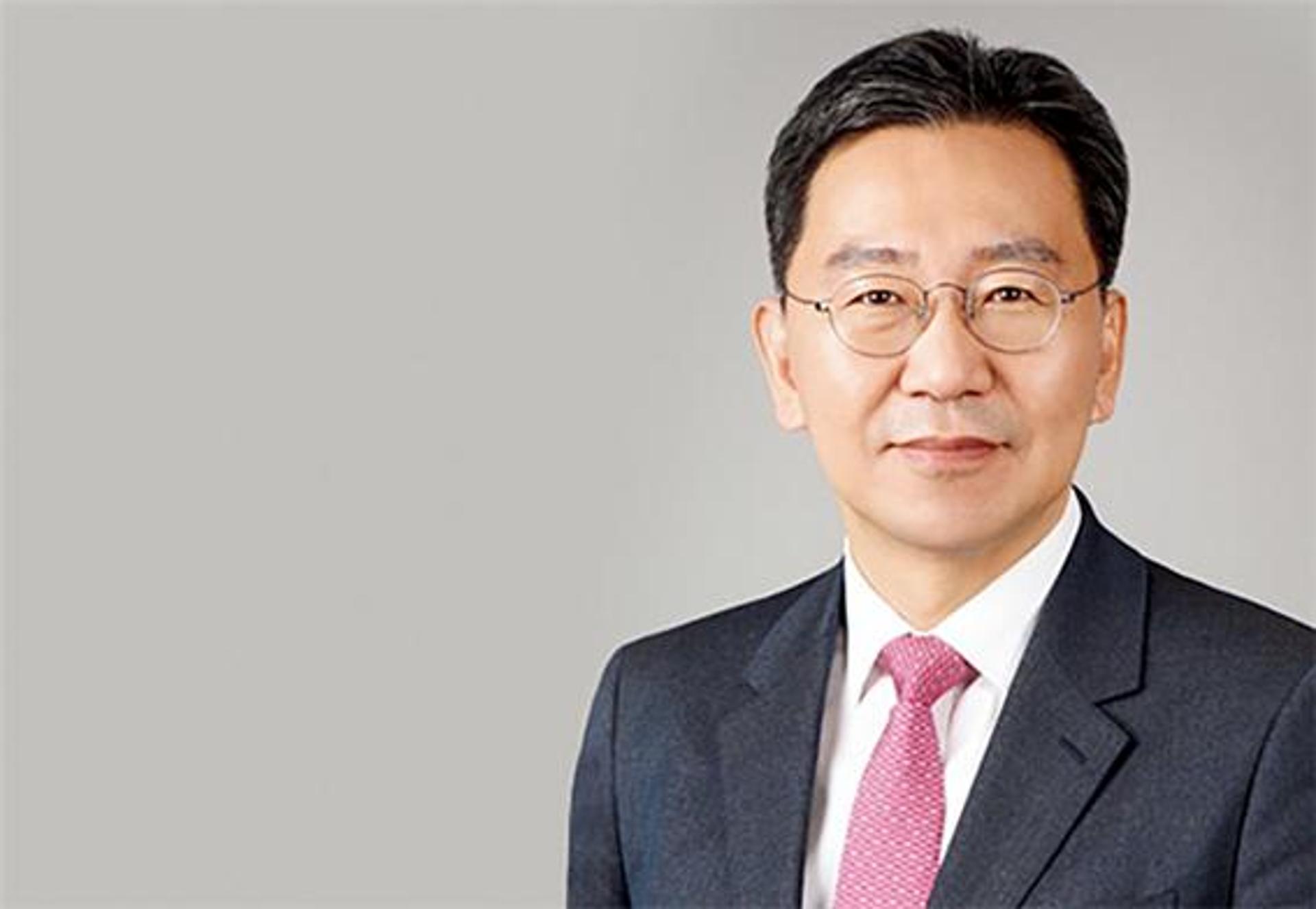 ‘변호사 출신’ 이명재 사장, 난파선 된 회사 구할까