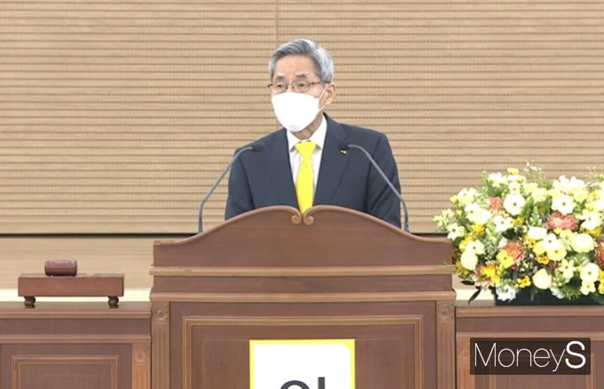 윤종규 KB금융 회장 “배당성향 30% 목표 유지… 중간배당 검토"