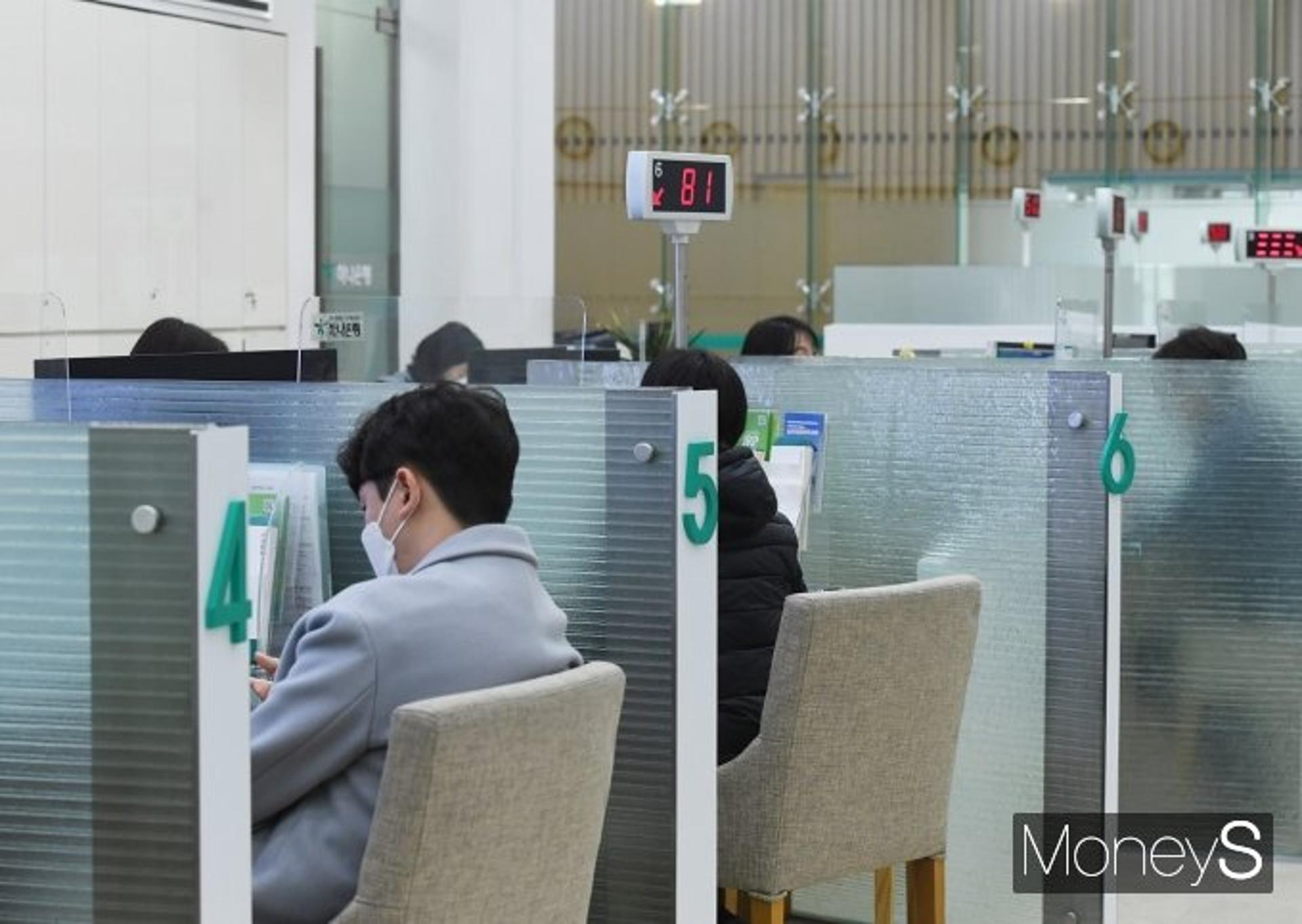 임대차 3법에 '전세대출' 빚 늘었다… 금리인상 째깍째깍