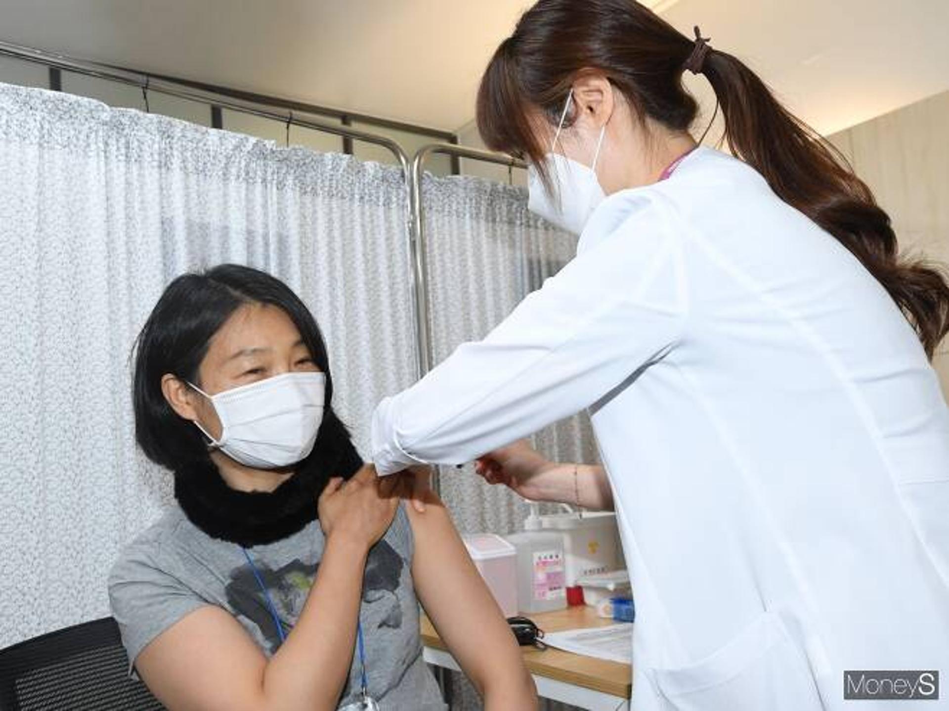 백신 효능 무용지물?… 접종 뒤 확진 57명 “예방효과 분석 중”