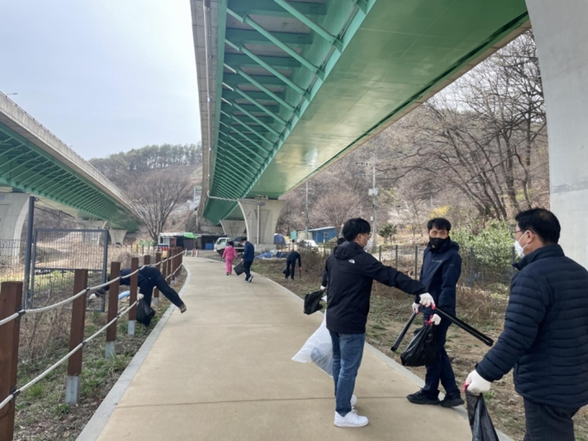 용인시, 기흥호수 순환산책로 시설물 점검·환경정화