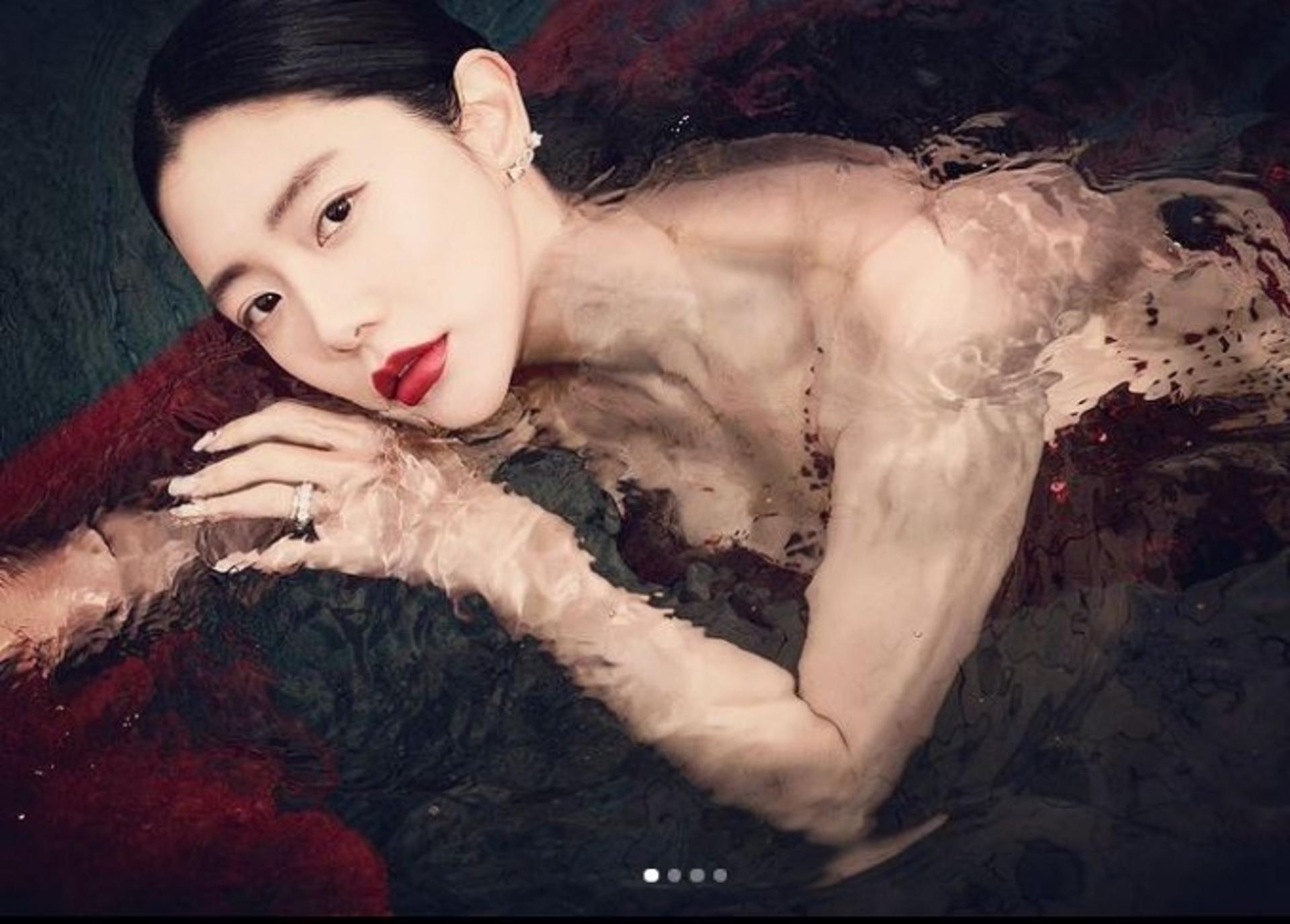 "욕조에서 아찔"… 클라라, 관능미 여신이 돌아왔다