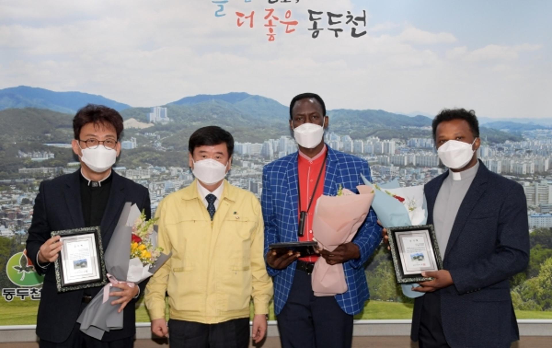 동두천시, 외국인 코로나19 검사 선제대응 유공자에 감사패 전달