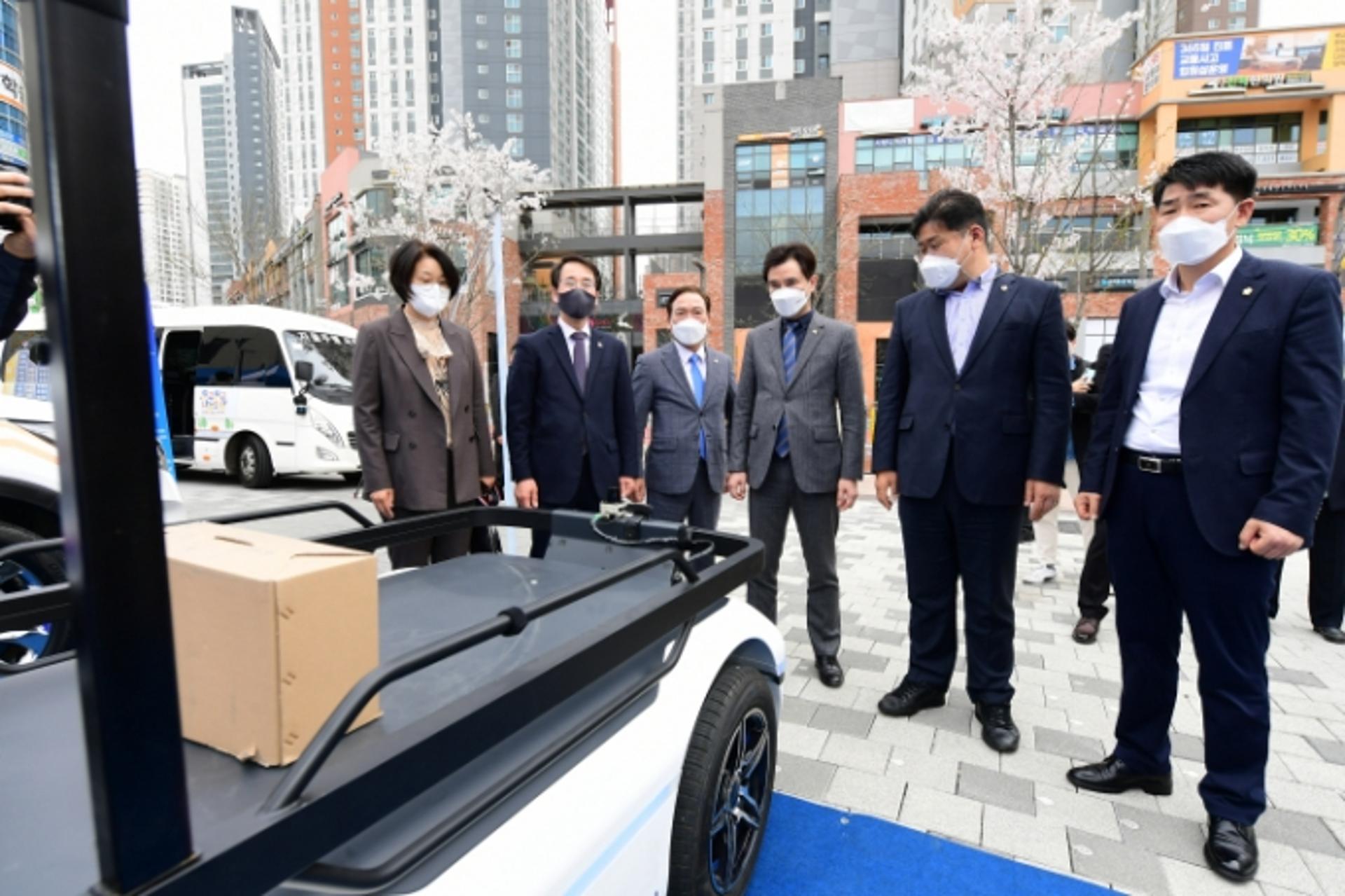 자율주행 셔틀버스,  시민 태우고 화성시 동탄대로를 누빈다