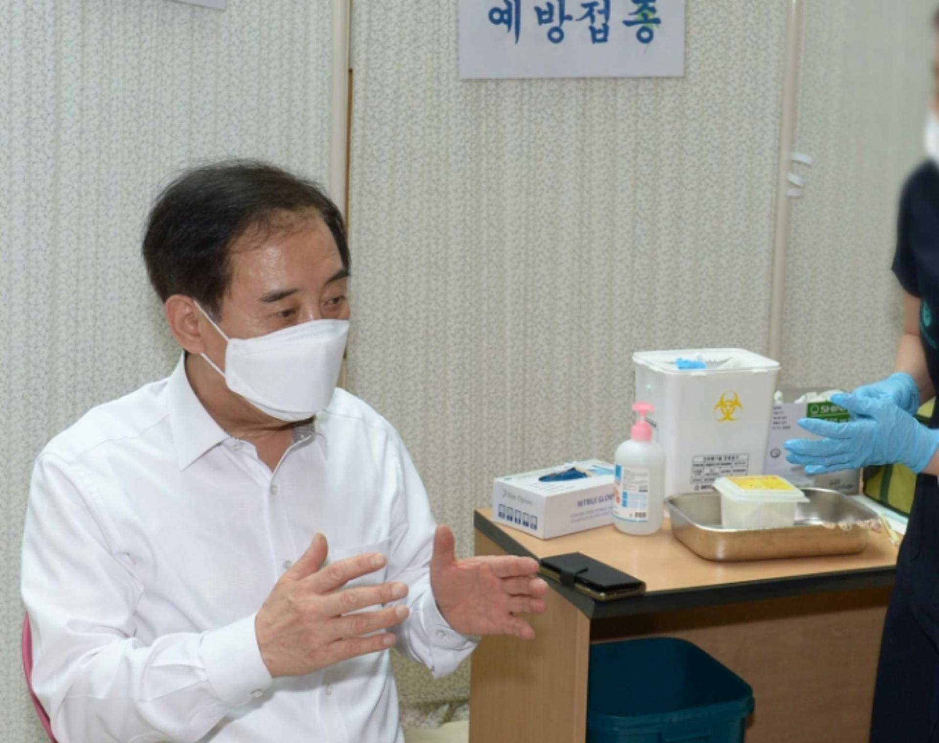 "안심하고 접종에 동참해달라"…박윤국 포천시장, AZ 백신접종