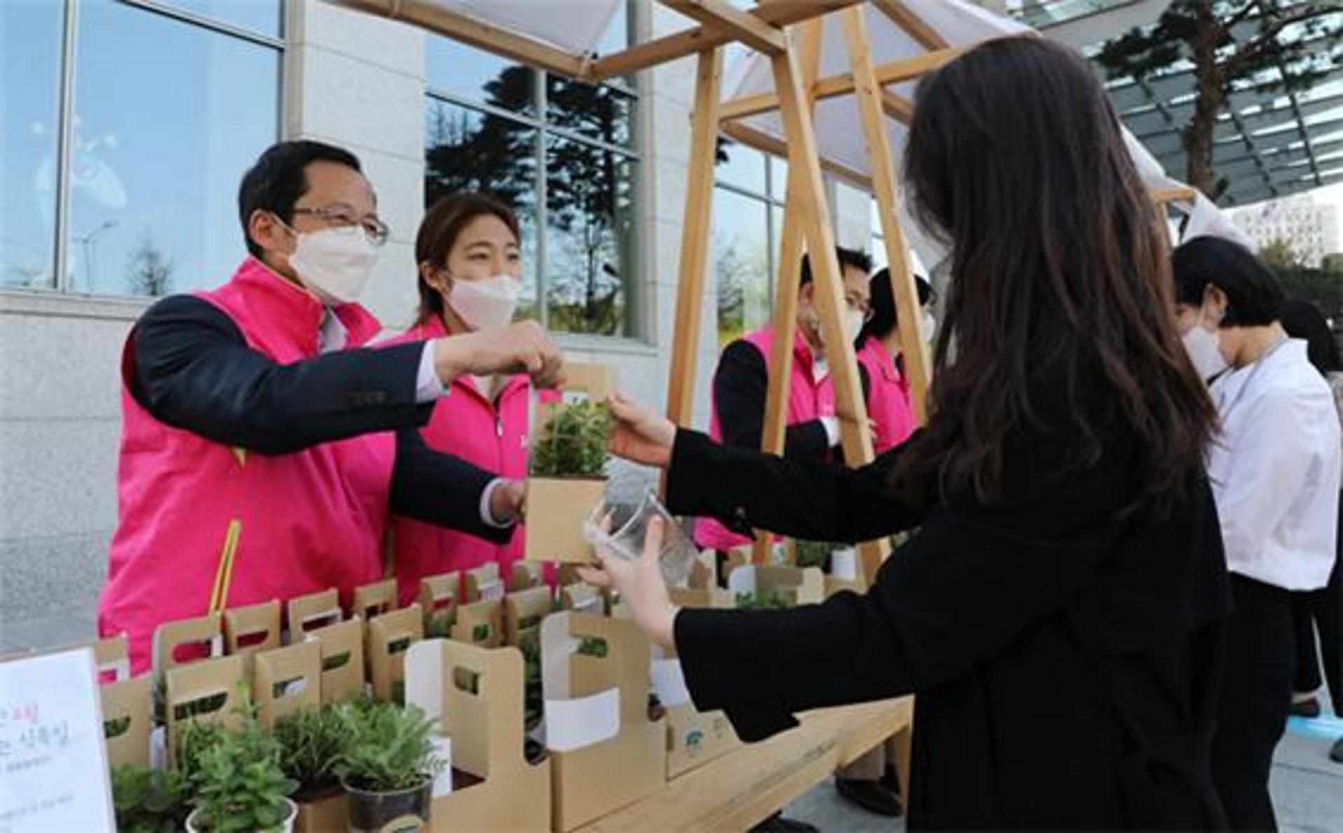 흥국생명, ‘친환경 재활용 화분 나눔’ 행사 진행