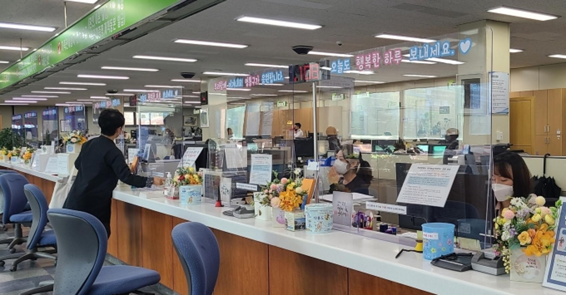수원시 영통구, 코로나19로 지친 구민 응원 '감성민원실' 조성 눈길