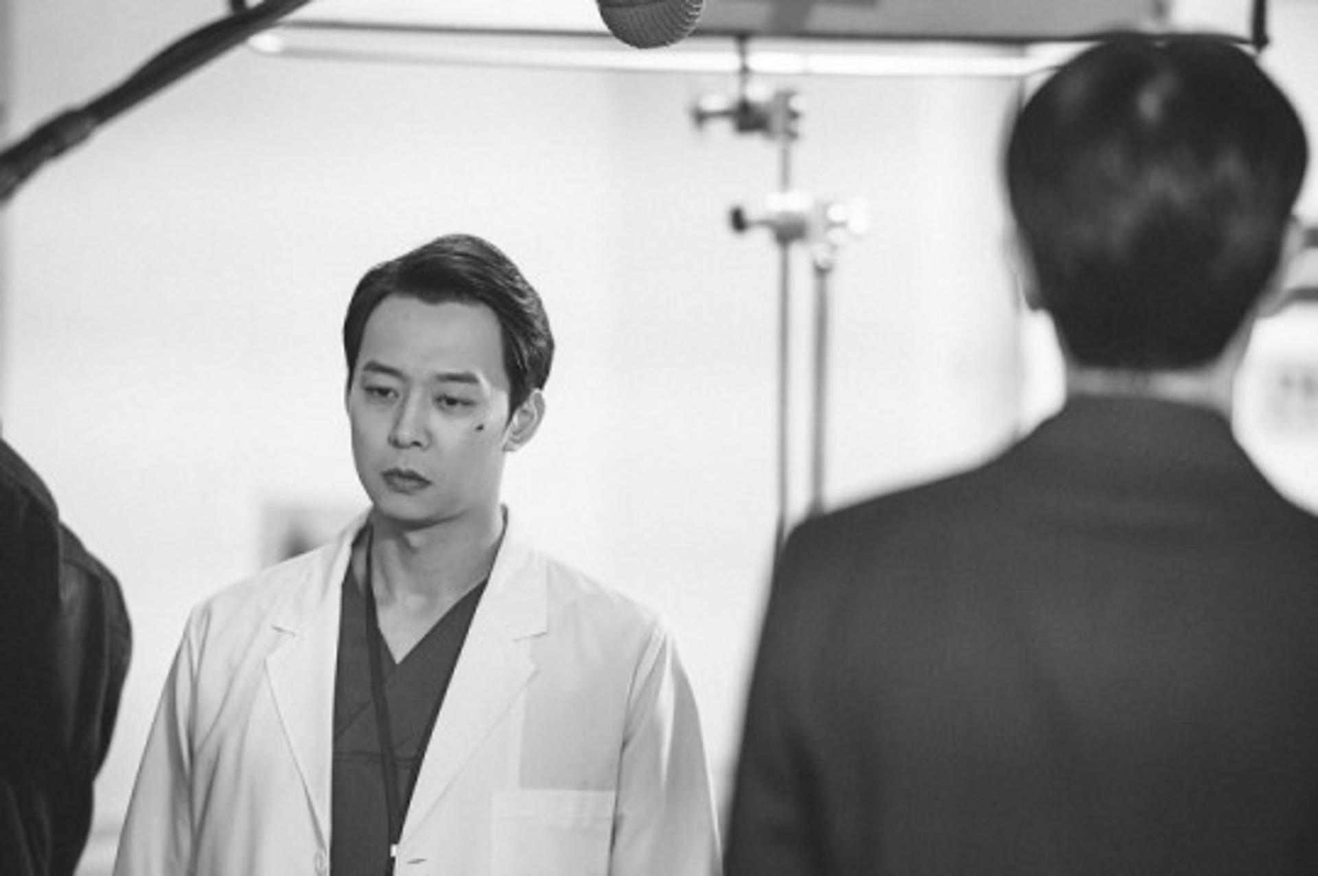 박유천 근황, 2대8 가르마+의사가운+얼굴 흉터?