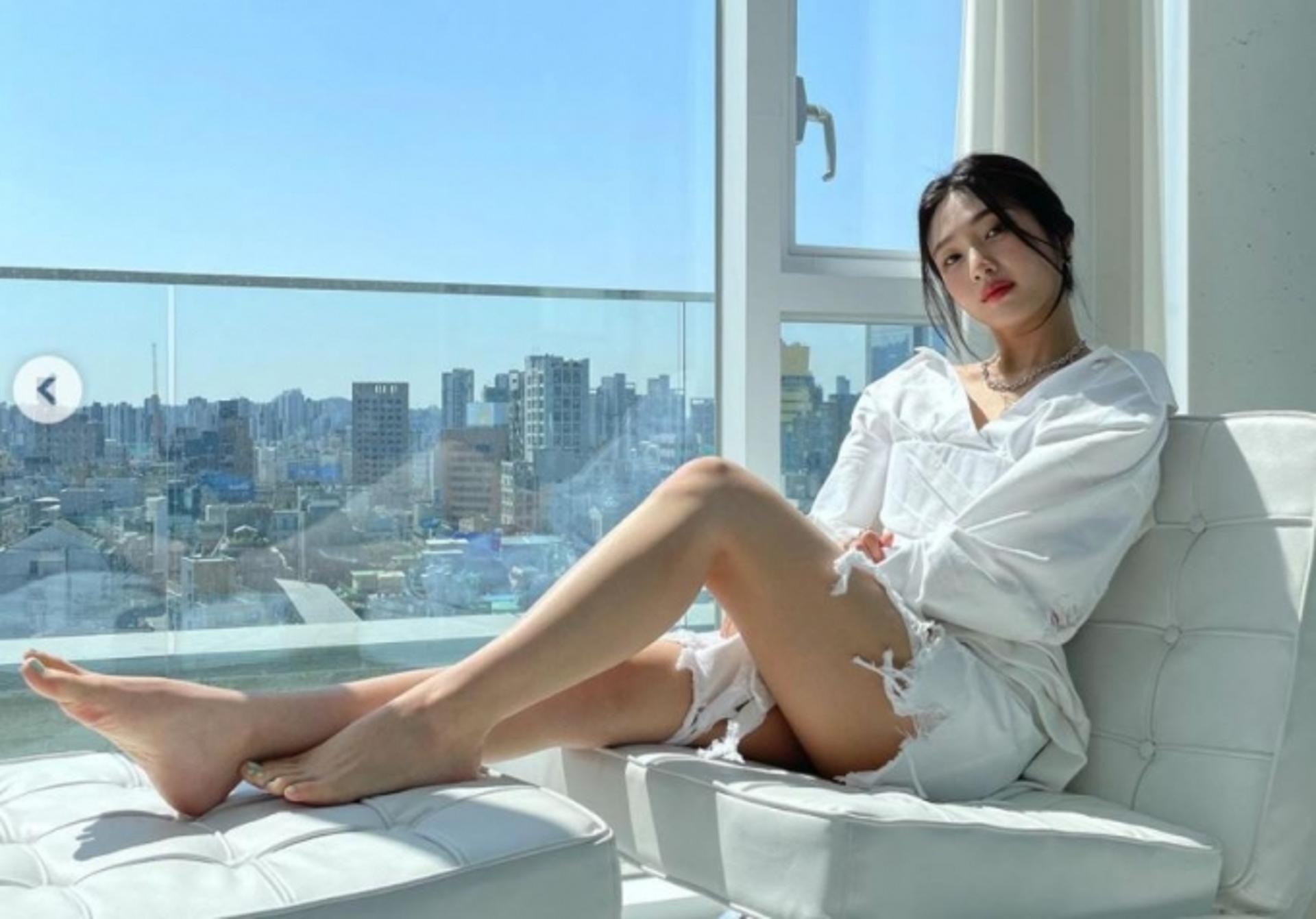 "상의만 입고 일광욕"… 레드벨벳 조이, 美친 각선미 '헉'
