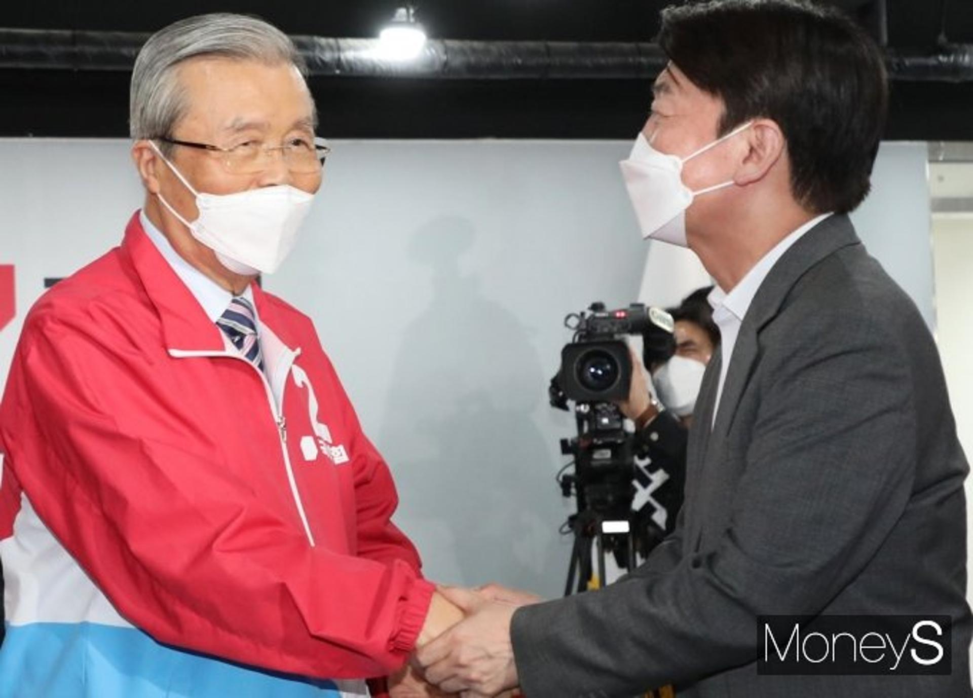 "고생했다" "감사"… 김종인·안철수 드디어 웃으며 악수