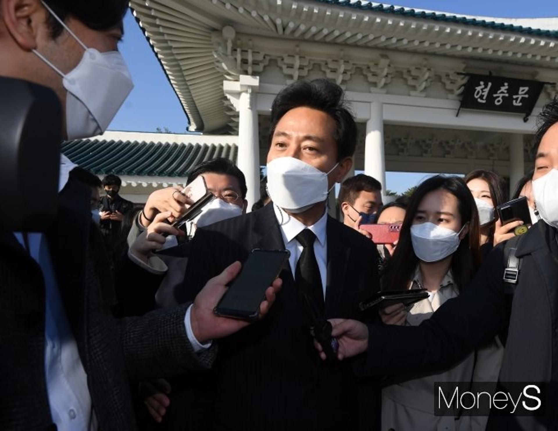 오세훈 서울시청 첫 출근…  "미흡한 점 보완해 바꾸겠다"