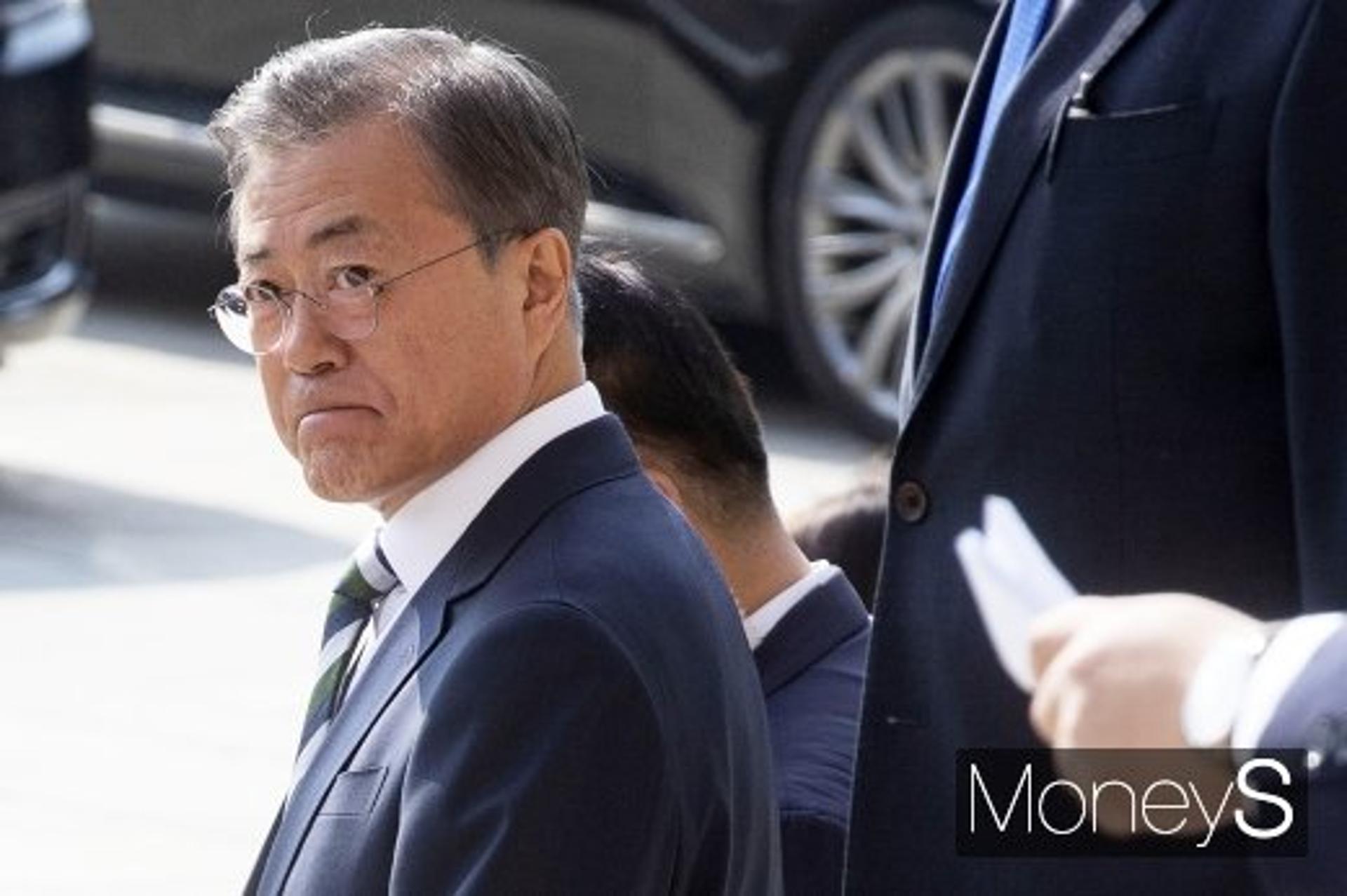 "질책 엄중히 받아들여"… 문 대통령, 선거 완패에 개각 속도