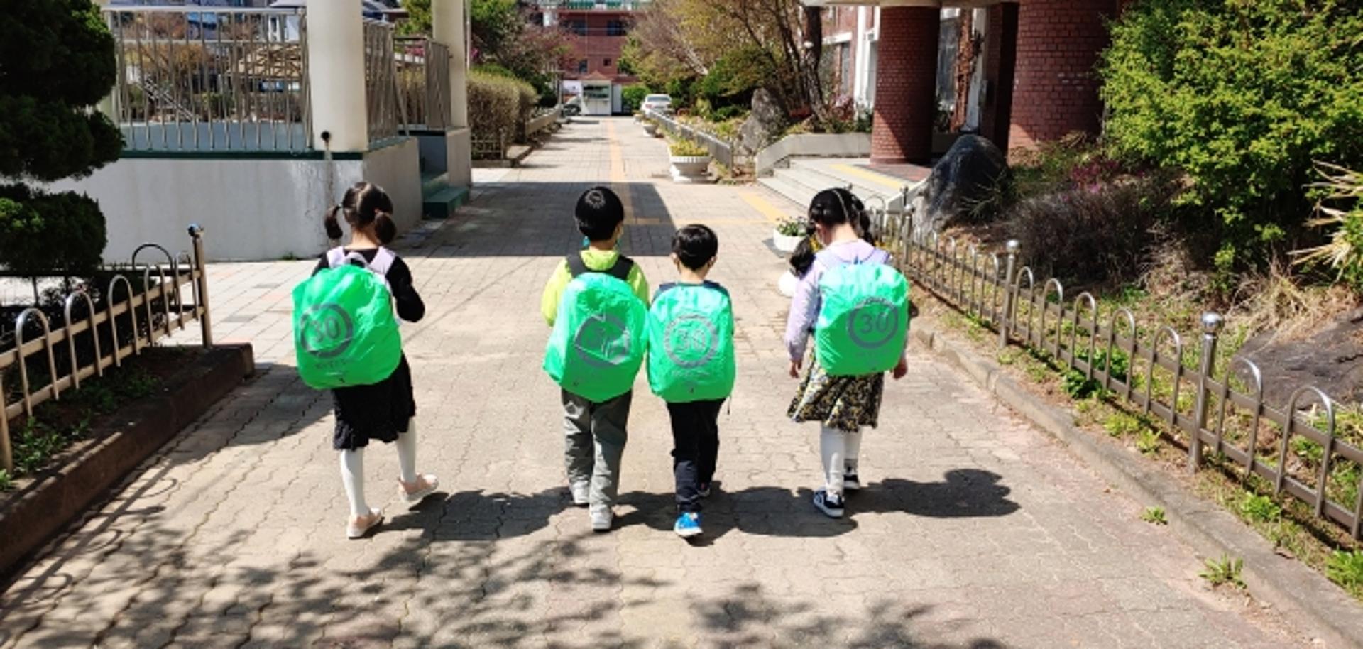 구리시, 초등학생 가방 안전 덮개 지원…안전한 등하굣길 조성