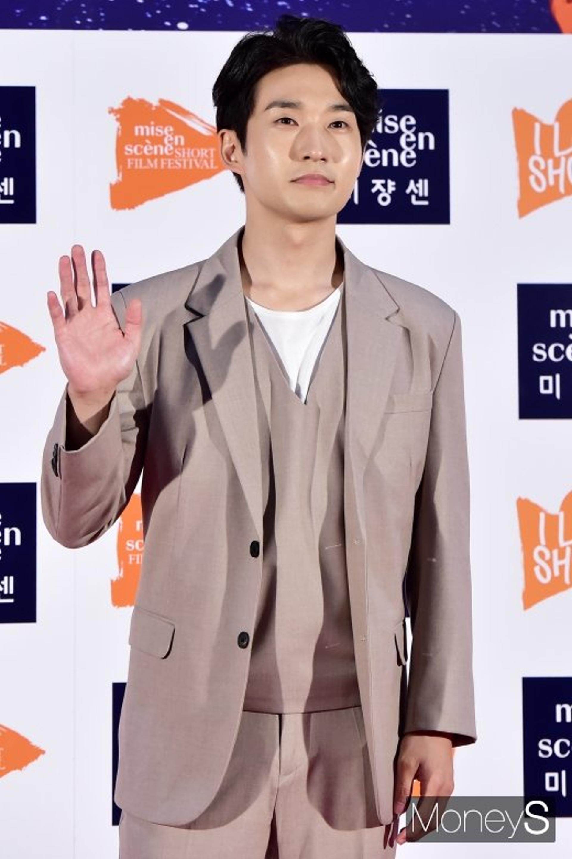 '8년 열애 끝' 류덕환♥전수린 결혼… 이선빈 "축가 연습할게"