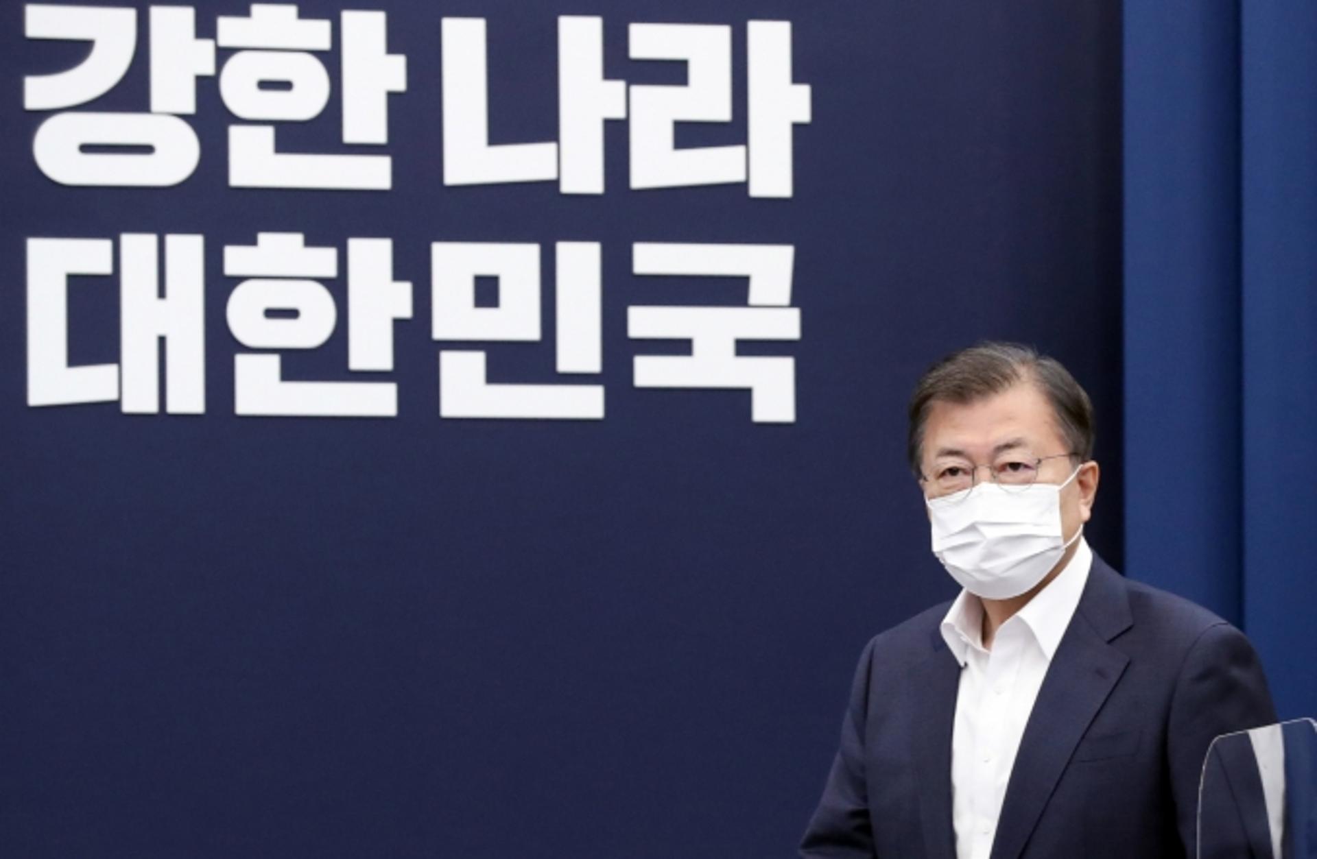 문 대통령, 내일(12일) 코로나 특별방역 점검회의… “무거운 책임감”