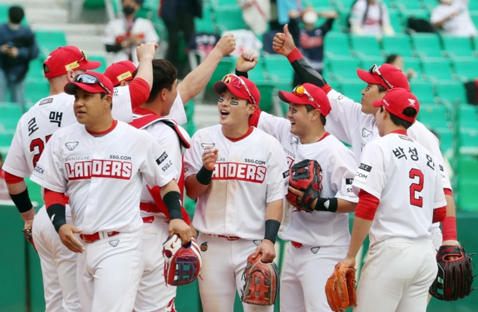 선발 르위키 호투 SSG, LG에 설욕… 공동 선두 도약