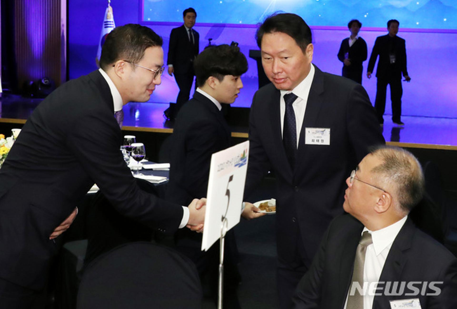 최태원·구광모, 지난달 '박용만 퇴임 축하' 회동… 배터리 합의 교감 있었나