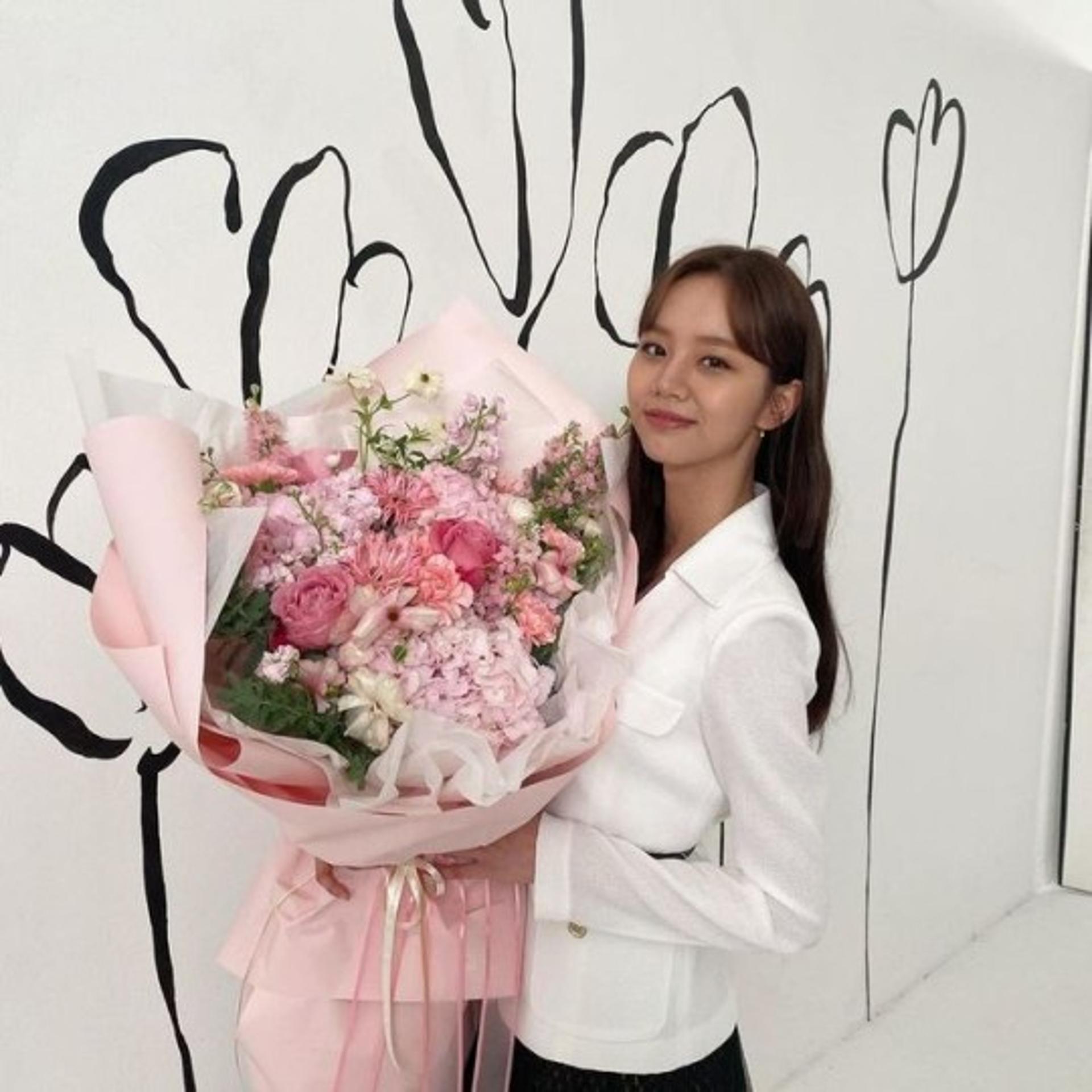 "♥류준열이 준거야?"… 혜리, 꽃다발 안고 '활짝'