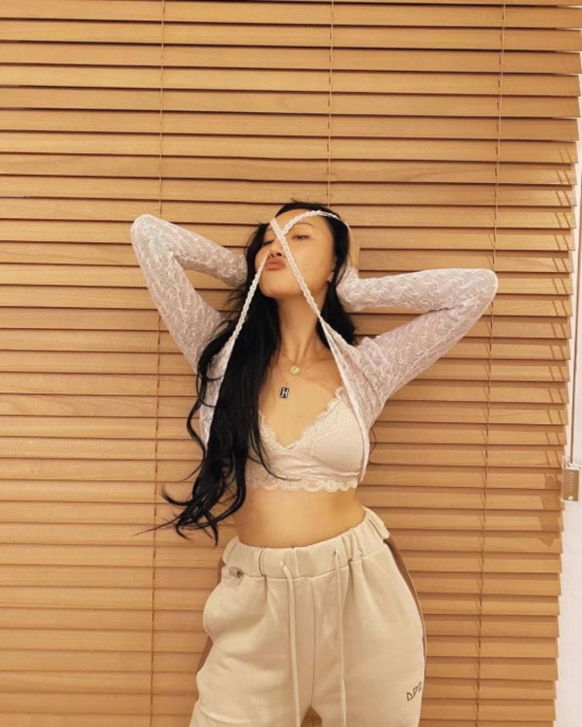 "속옷이야 겉옷이야?"… 마마무 화사, 자세 무엇?