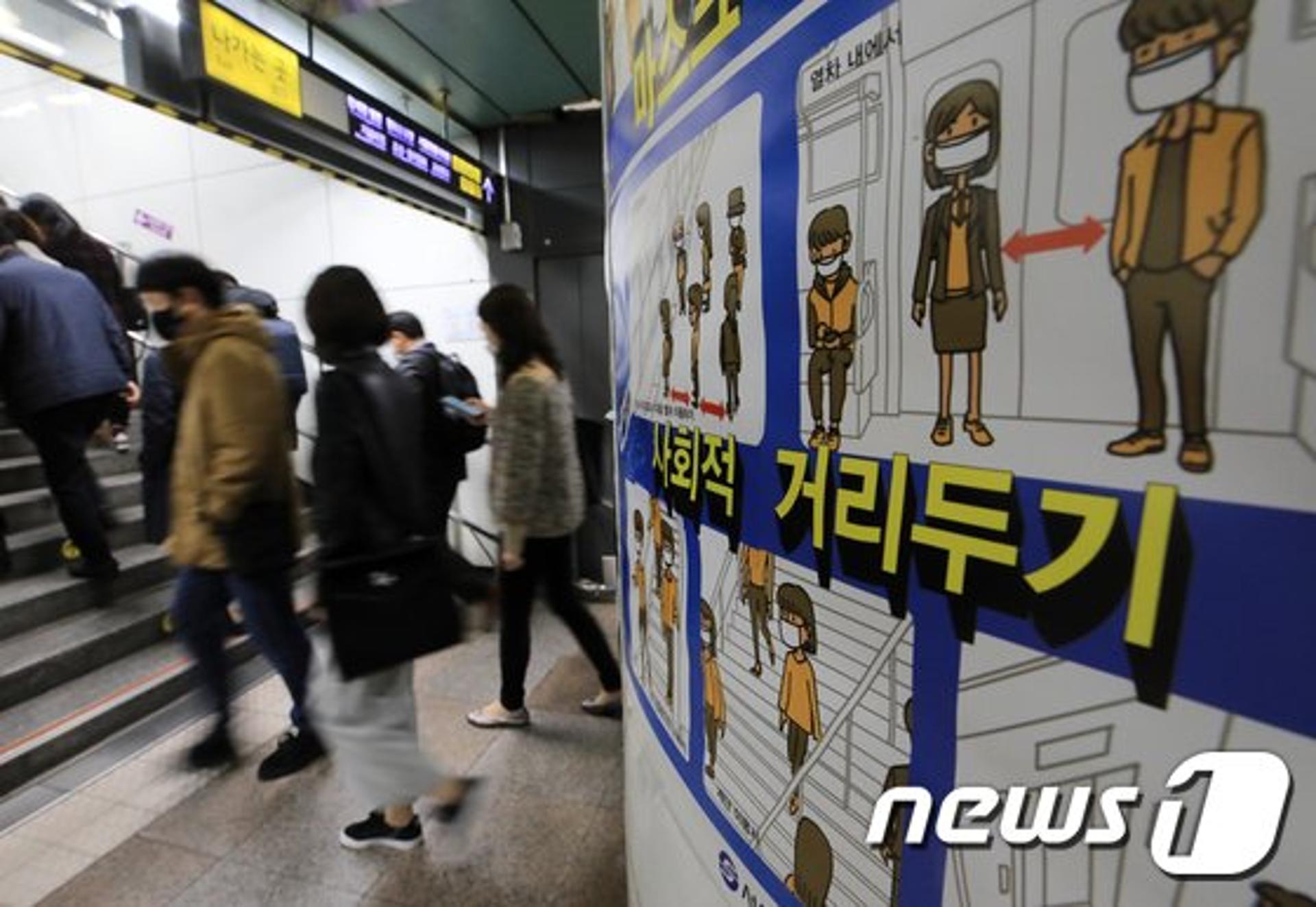 확진자 700명대… 3차도 안 끝났는데 4차 대유행 왔다?(종합)
