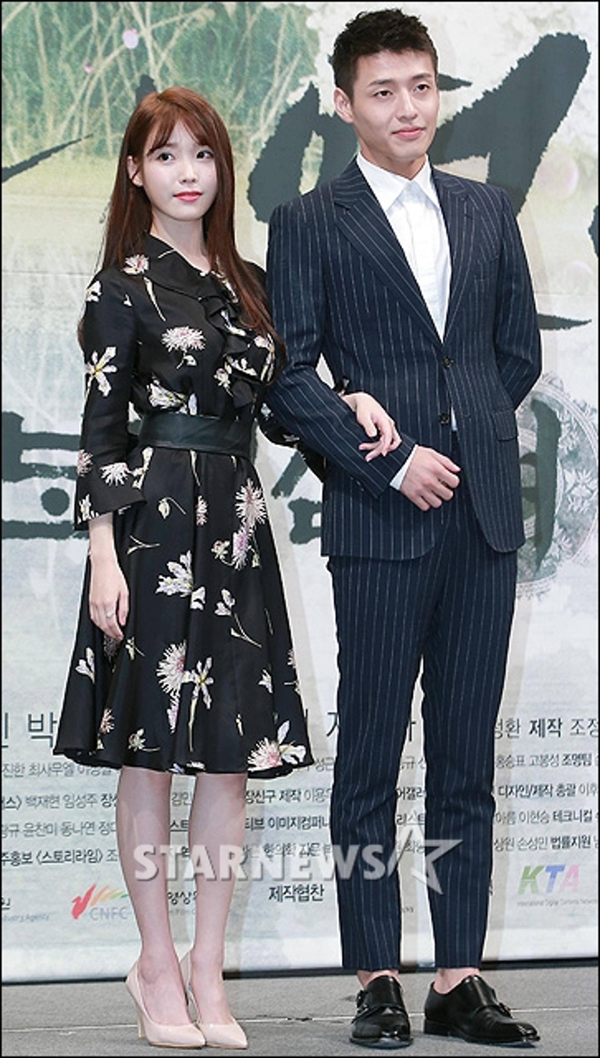 "딱딱한 분위기가"… 강하늘 '아이유 팔짱 거부' 해명 보니