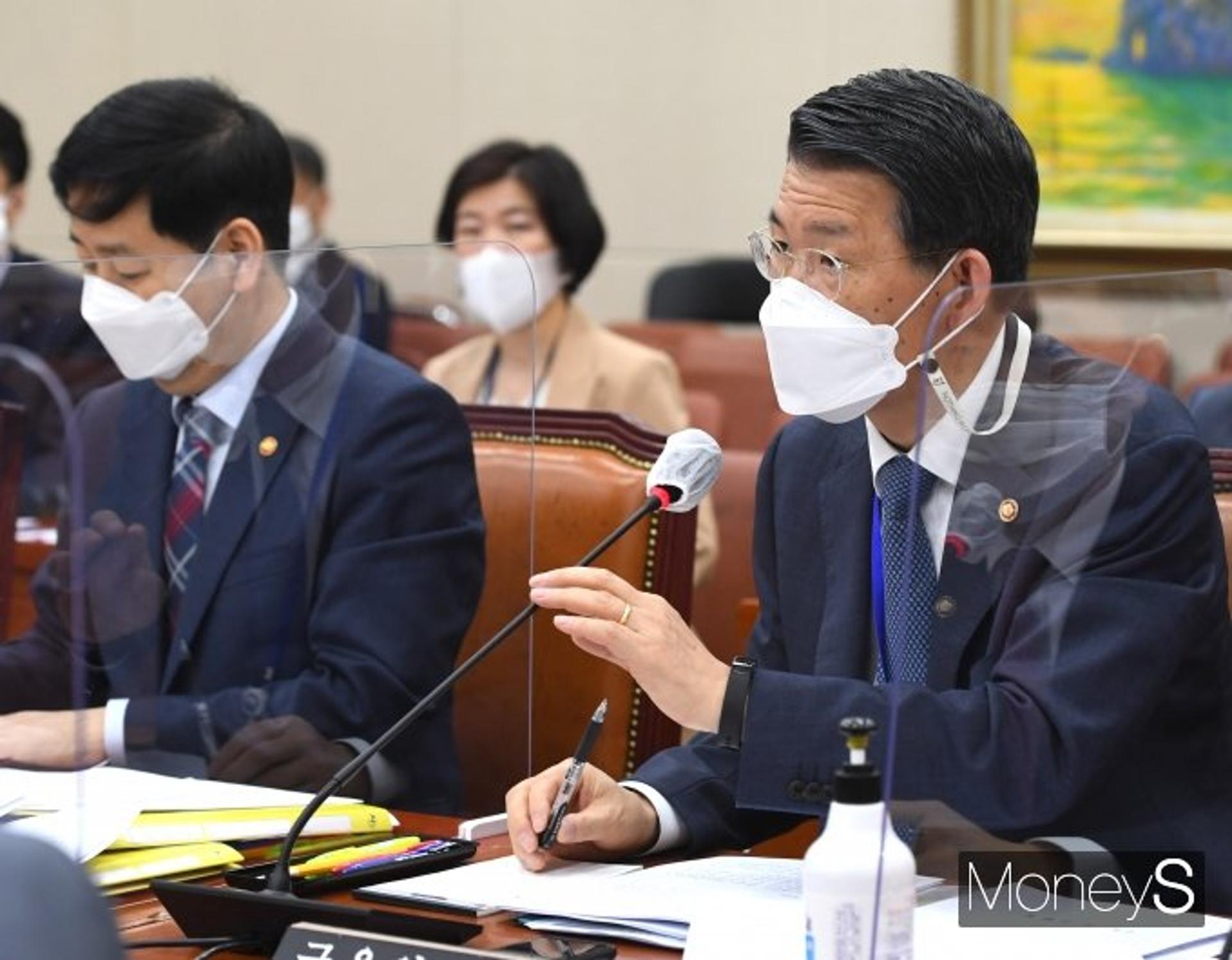 수천억 물린 코인투자자 뿔났다… '은성수 사퇴' 청원 3만명 돌파