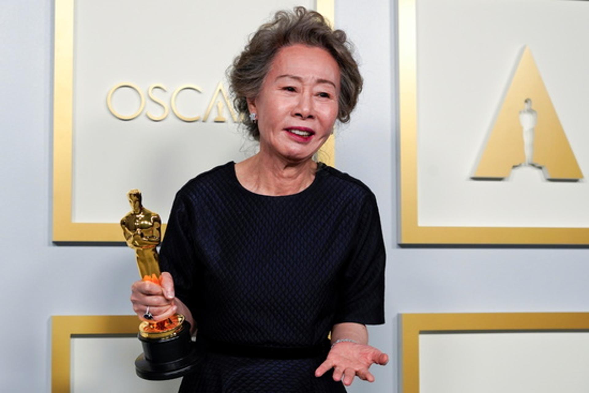 "울컥했습니다"… 윤여정 수상 축하, 윤스테이 식구들 의리 빛났다