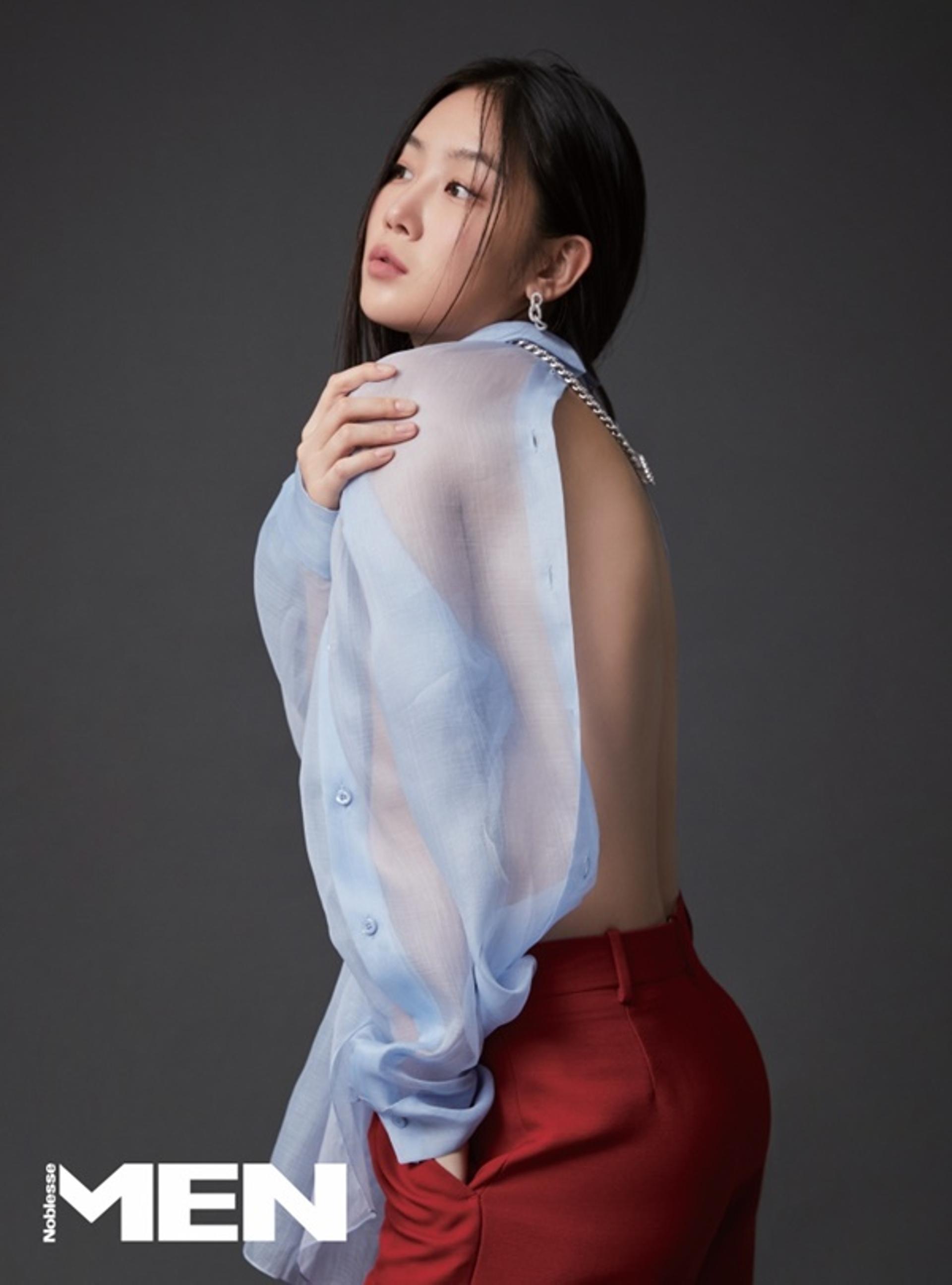 "다 비치잖아"… 소유, 가려도 드러난 등라인