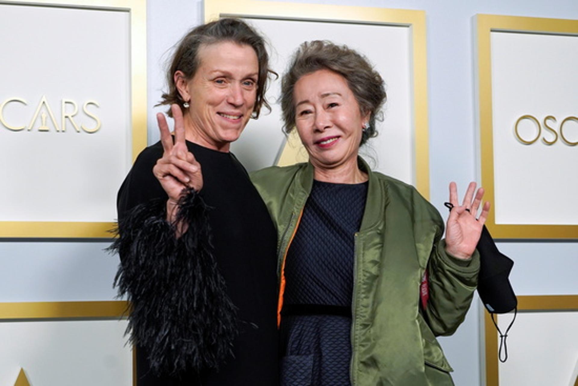 "너 그거 어디서 샀니?"… 윤여정 패션 비결은 '이것'