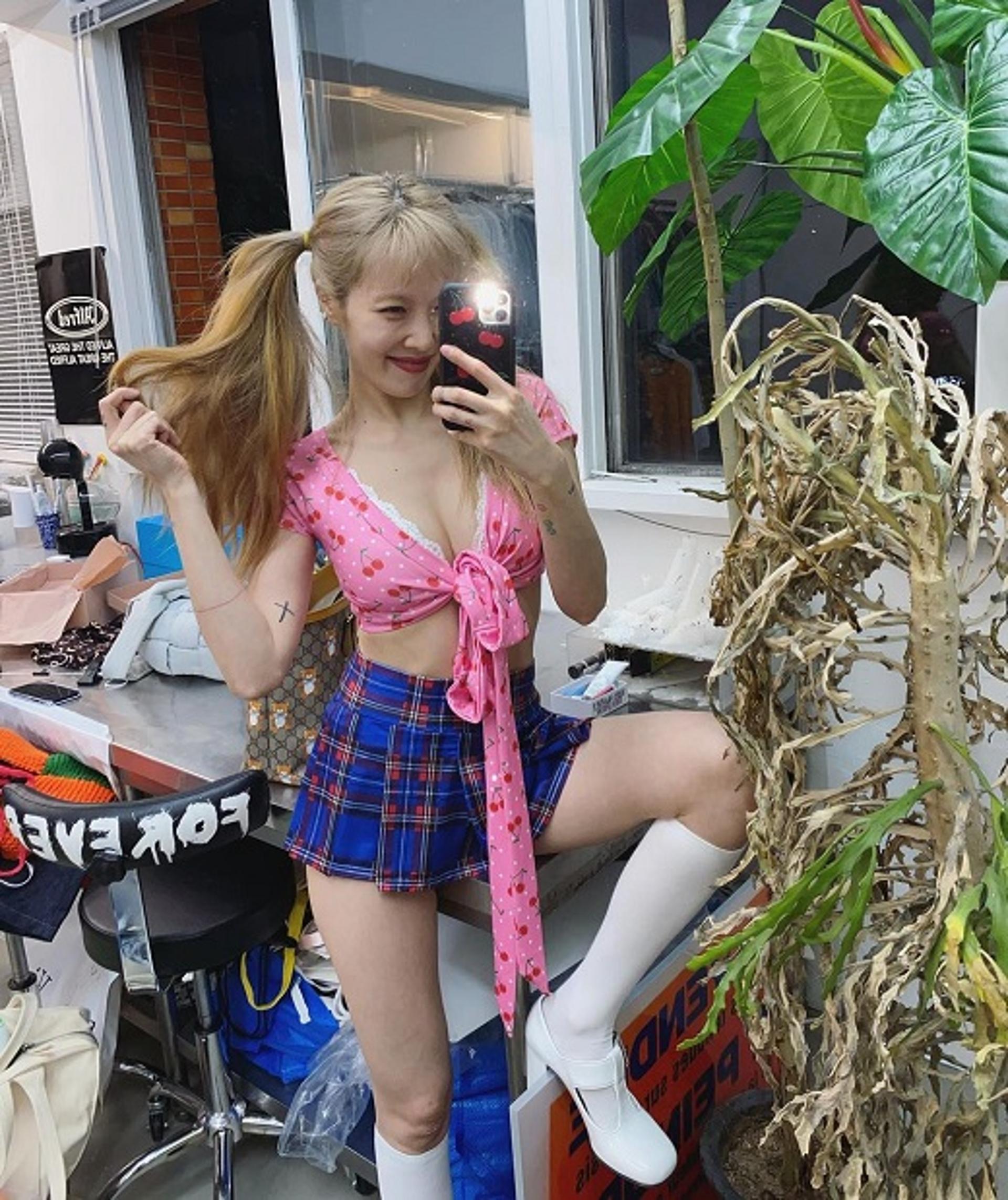 "차라리 벗지 그래?"… 현아, 아슬아슬 패션 '헉'