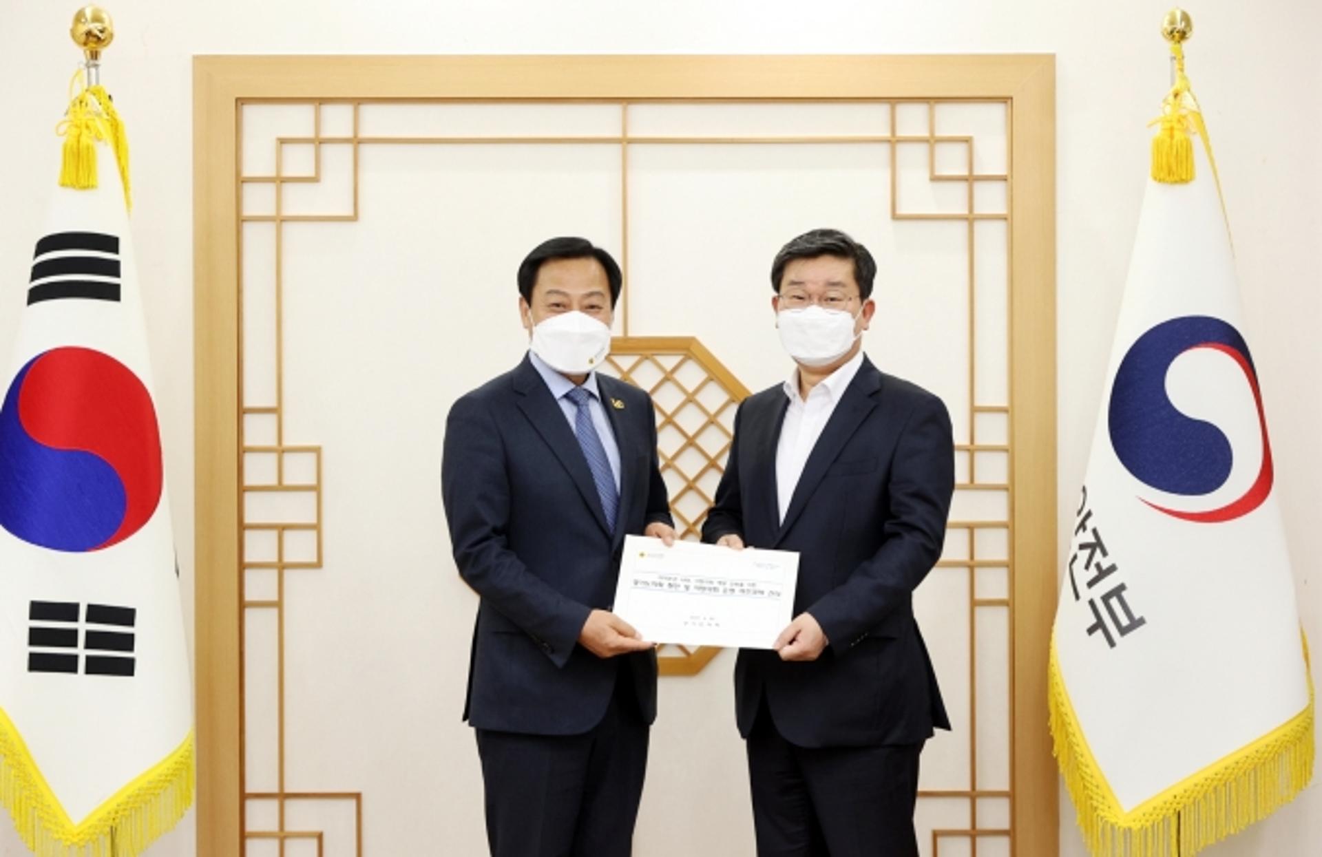 장현국 경기도의장, 전해철 장관 접견…'지방의회 인사권독립' 주요 개선과제 등 건의
