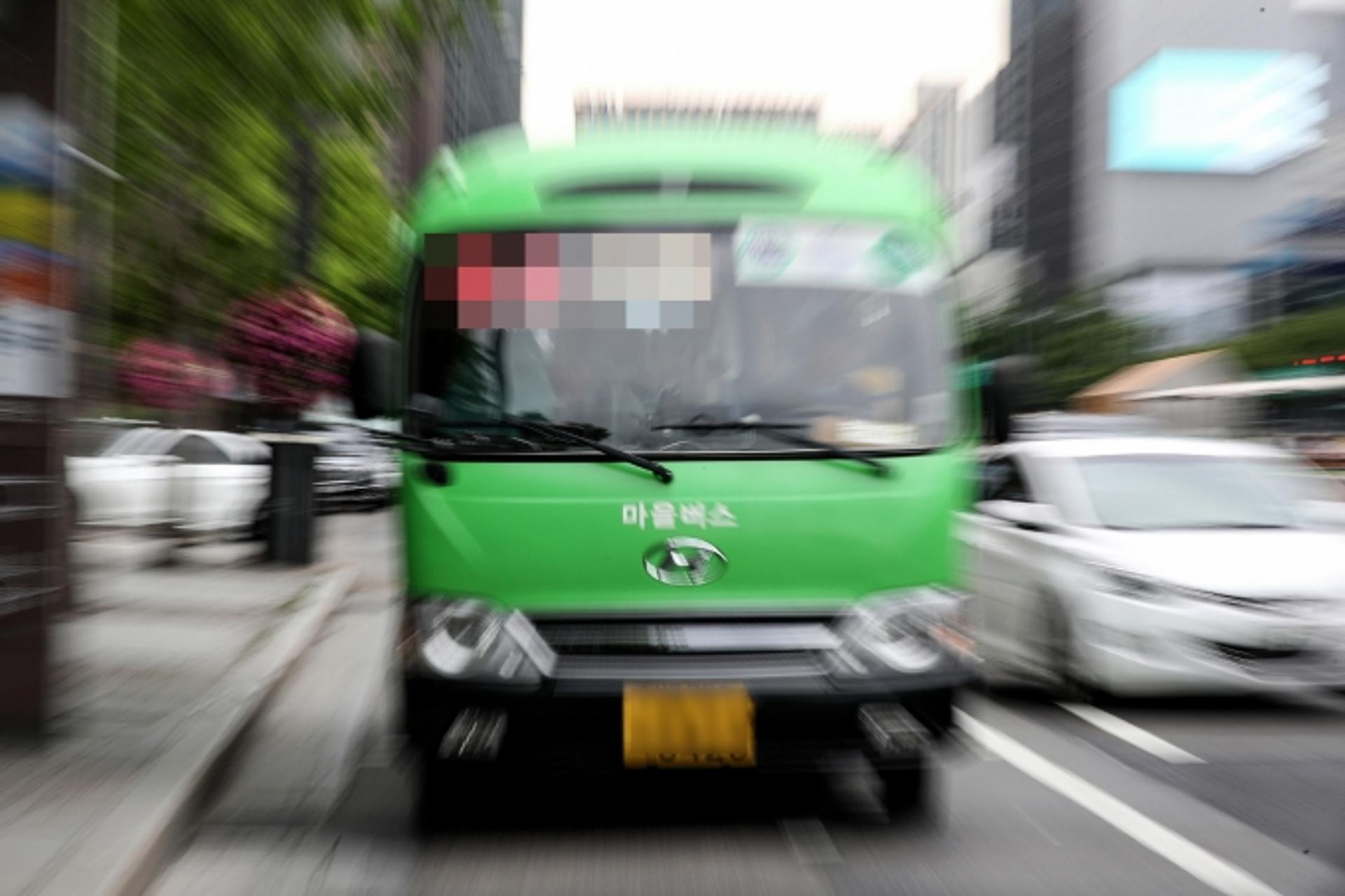 낙성대역 인근서 마을버스 카페로 돌진… 2명 경상