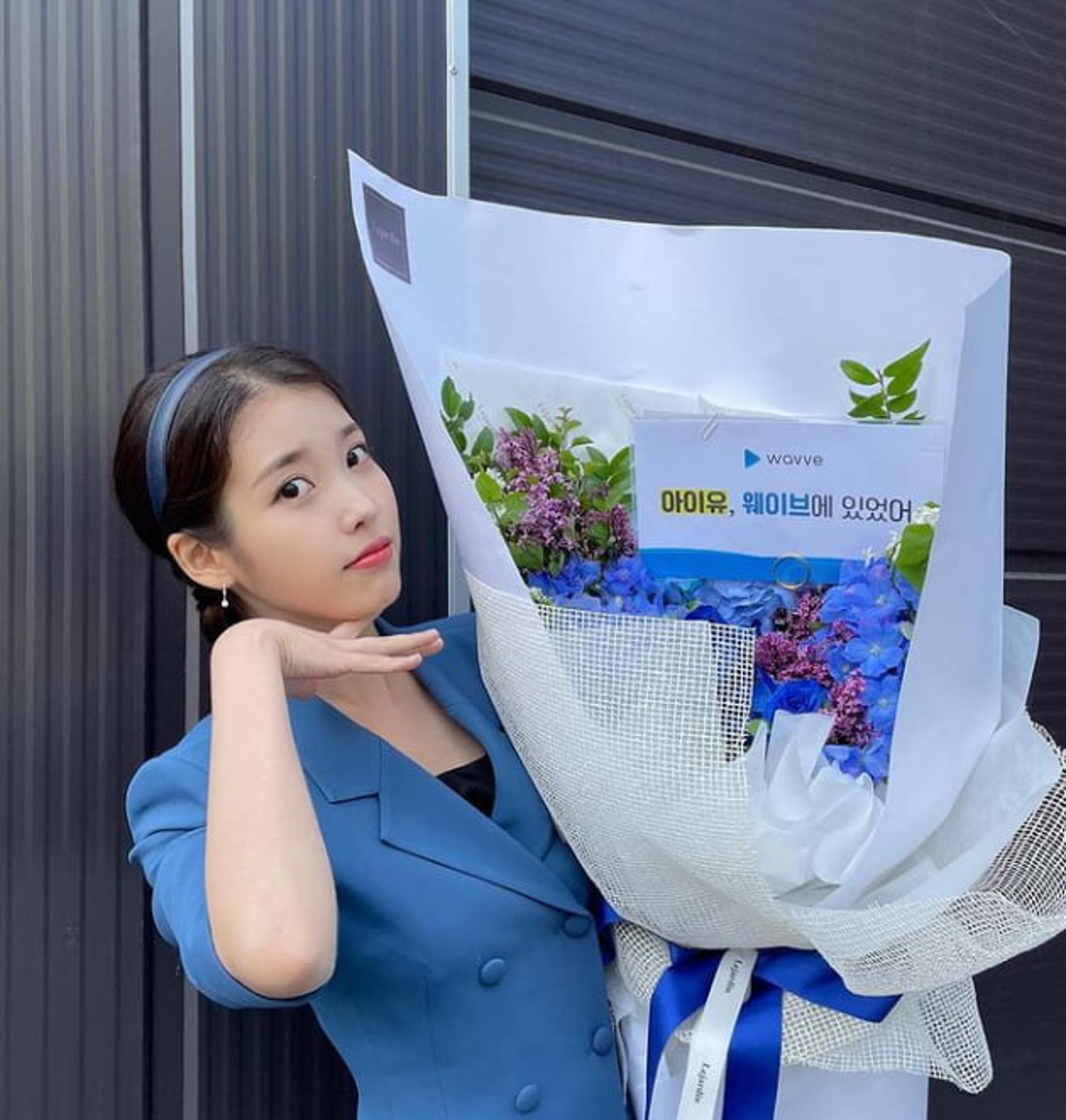 "꽃보다 내가 더 예쁘지?"… 아이유, 작은 얼굴 인증?