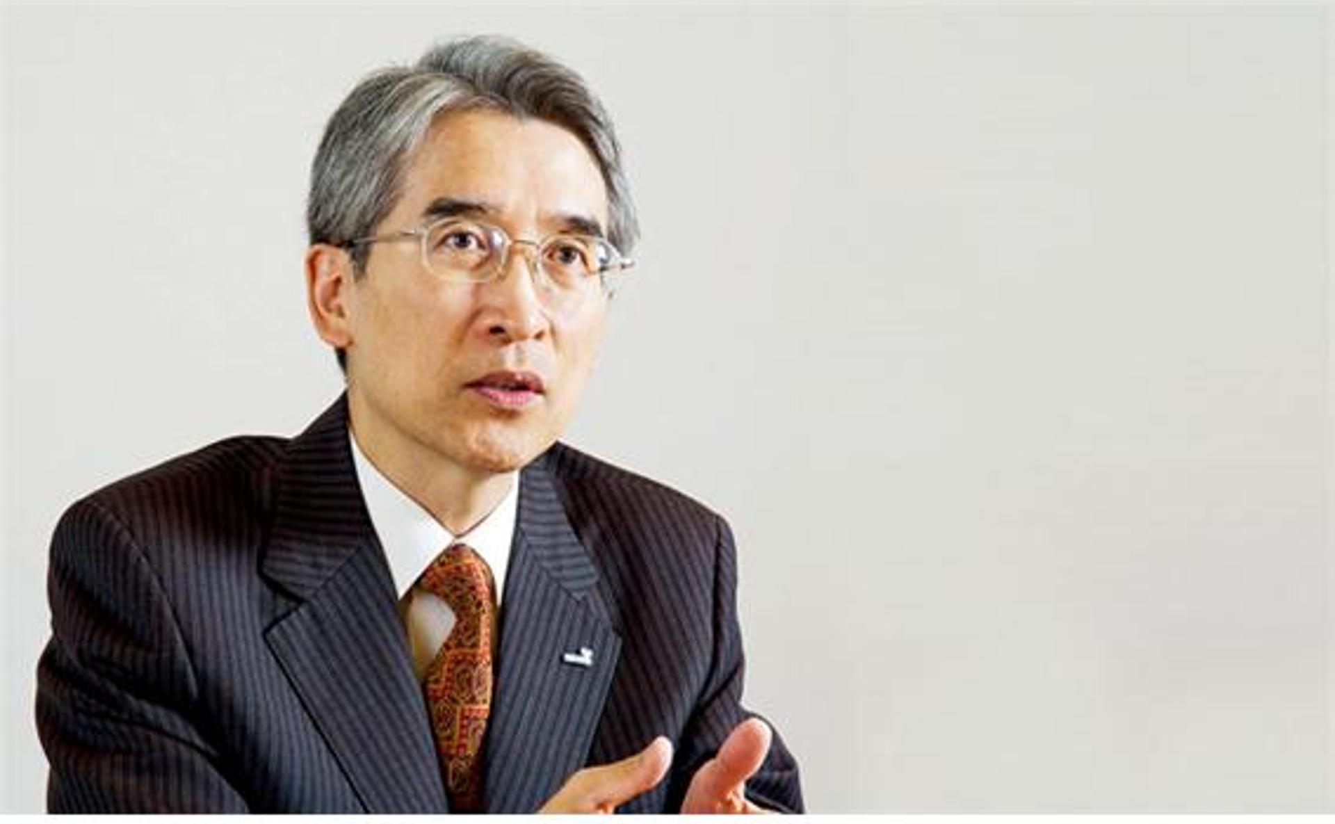 신창재 교보생명 회장, 승기 잡고 웃으며 단상 오르다