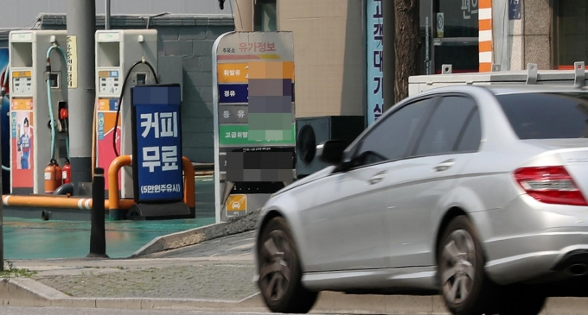 차량 바퀴에 끼인 주유소 여직원… 5m 끌려가다 시민들이 구조