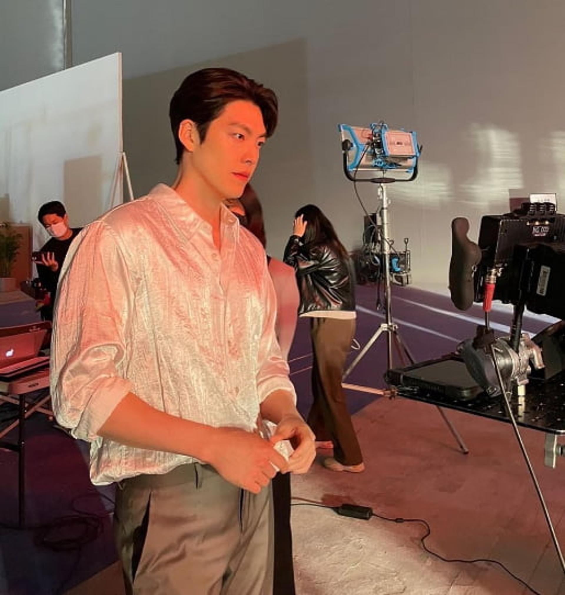 "어깨가 태평양급" '신민아♥' 김우빈 피지컬 美쳤네