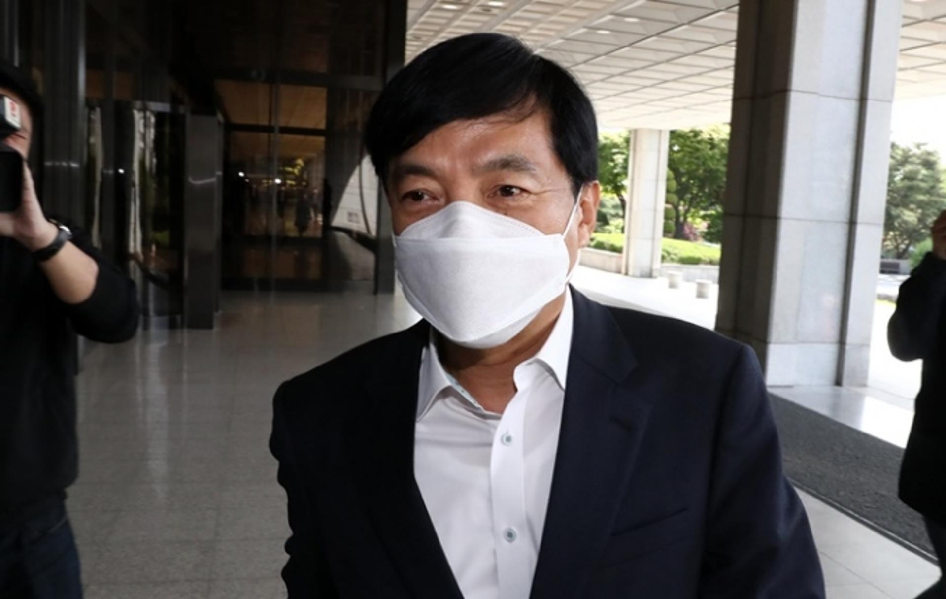 이성윤 중앙지검장, 자진사퇴? 직무배제?… 기소 이후 향방은