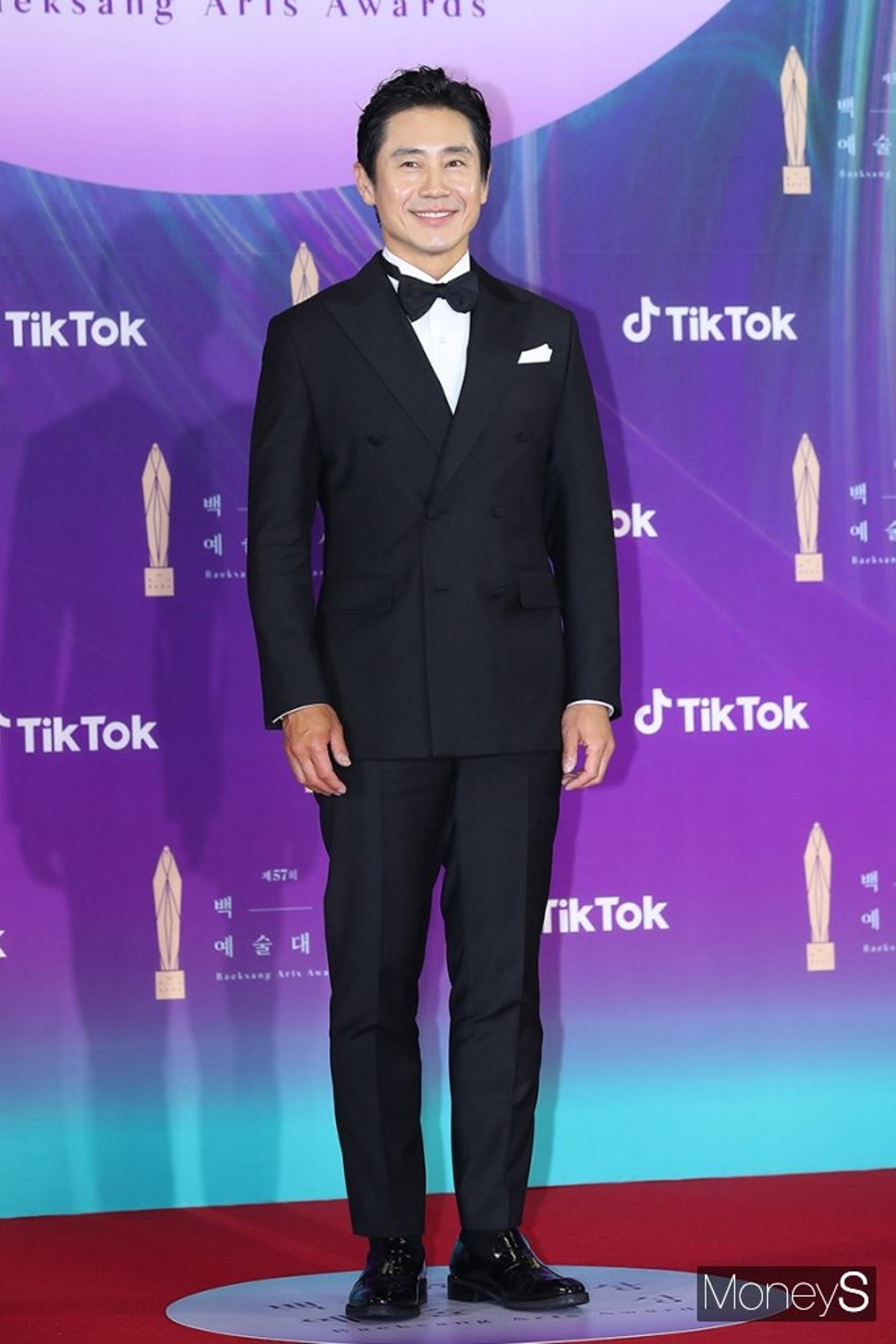 [2021 백상예술대상] 신하균, 최우수 연기상… 송중기·김수현·엄기준·이준기 제쳤다