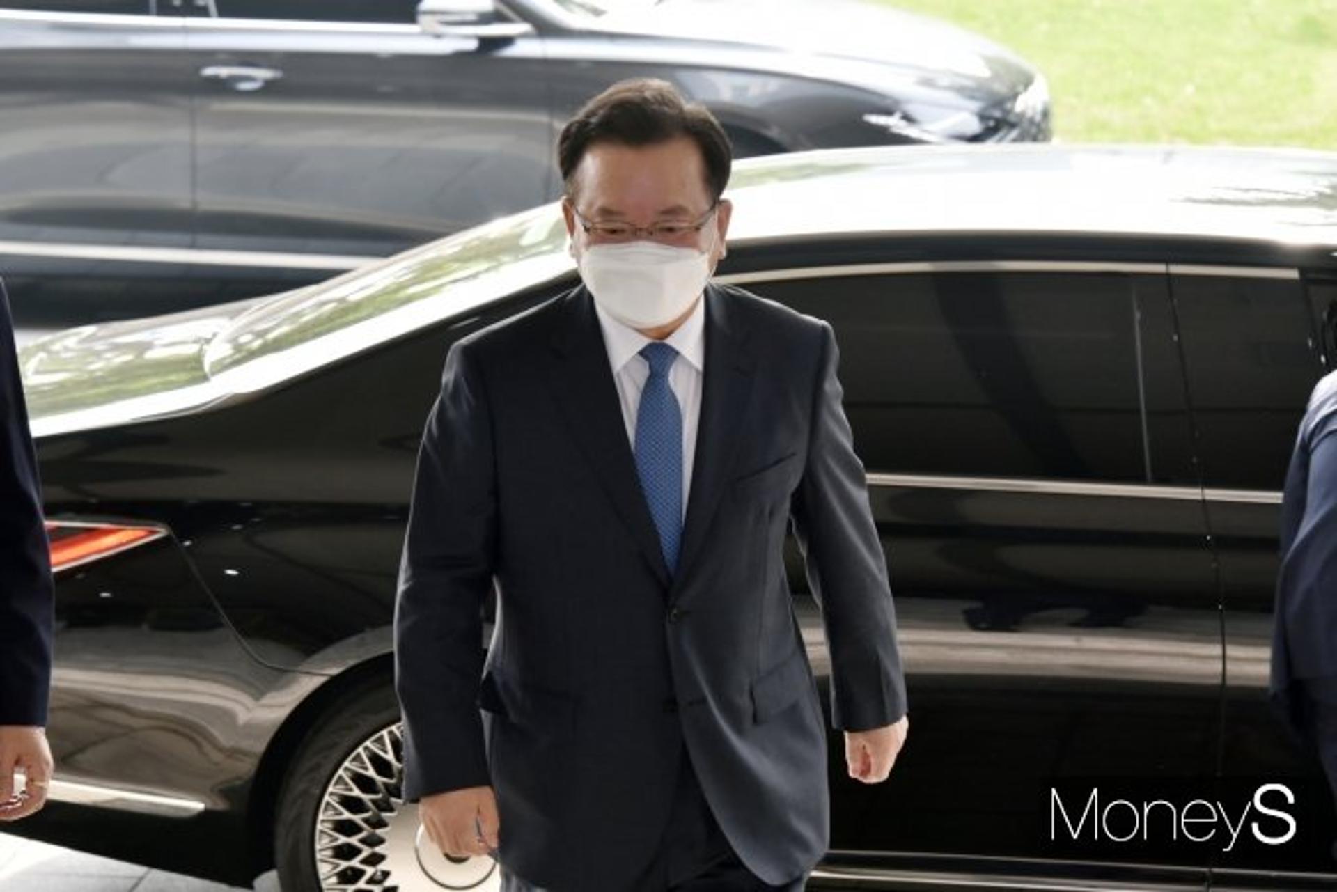 김부겸 국무총리 첫 출근… "국민 마음 하나로 모으겠다"(상보)