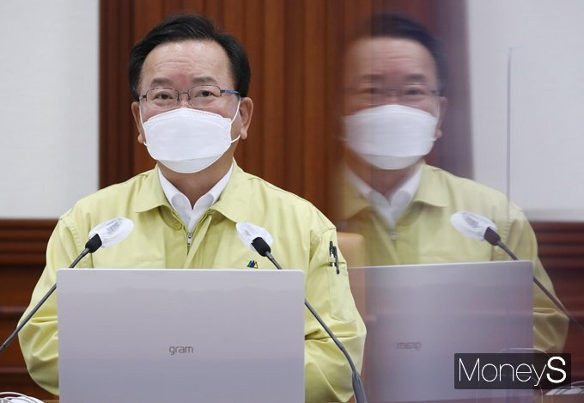 중대본 "6월부터 요양병원·시설 대면면회 허용… 백신 접종 완료시"(상보)
