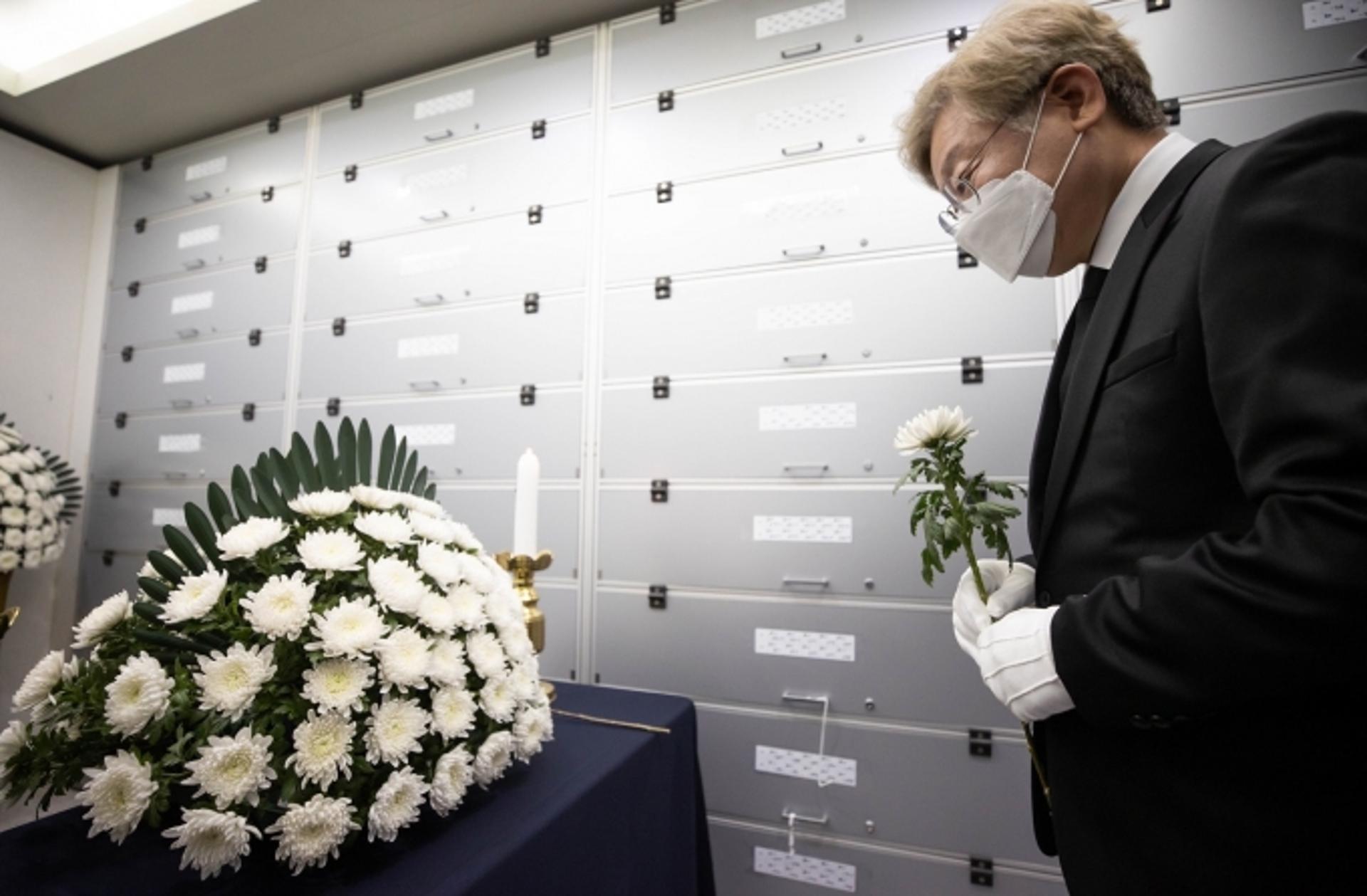 이재명, 무연고 사망자 추모 "편히 쉬시라…외롭게 죽지 않는 세상 만들겠다"