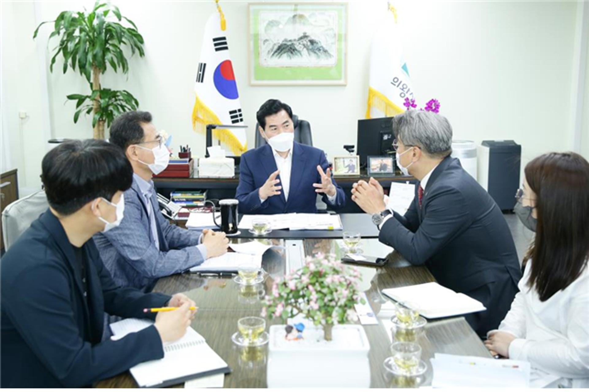 이석훈 경기도주식회사 대표-김상돈 의왕시장 '배달특급' 성공 위해 의견 모아