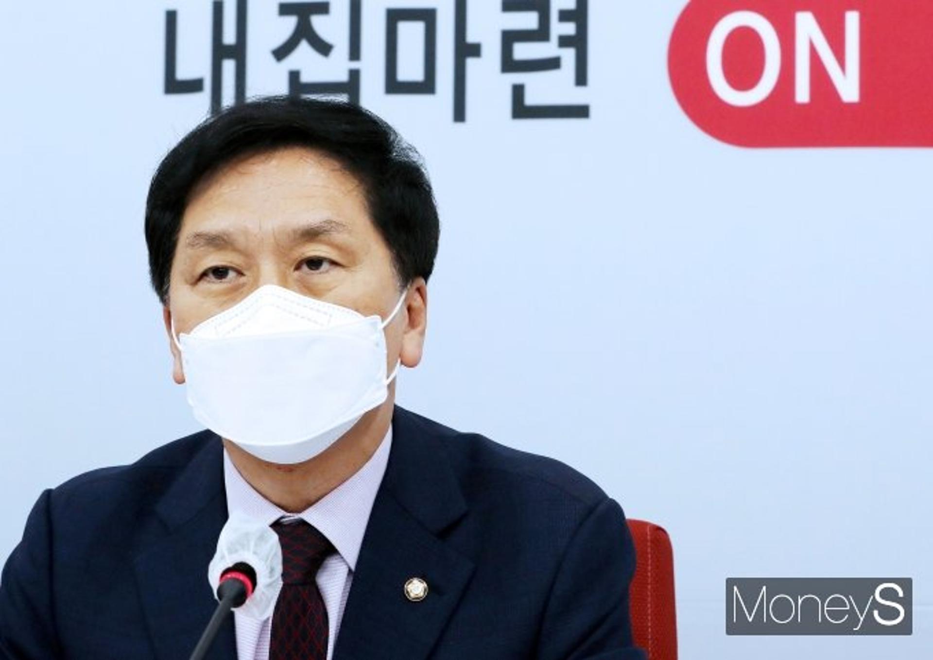 문재인 대통령 만난 김기현, 확진자와 접촉해 자가격리