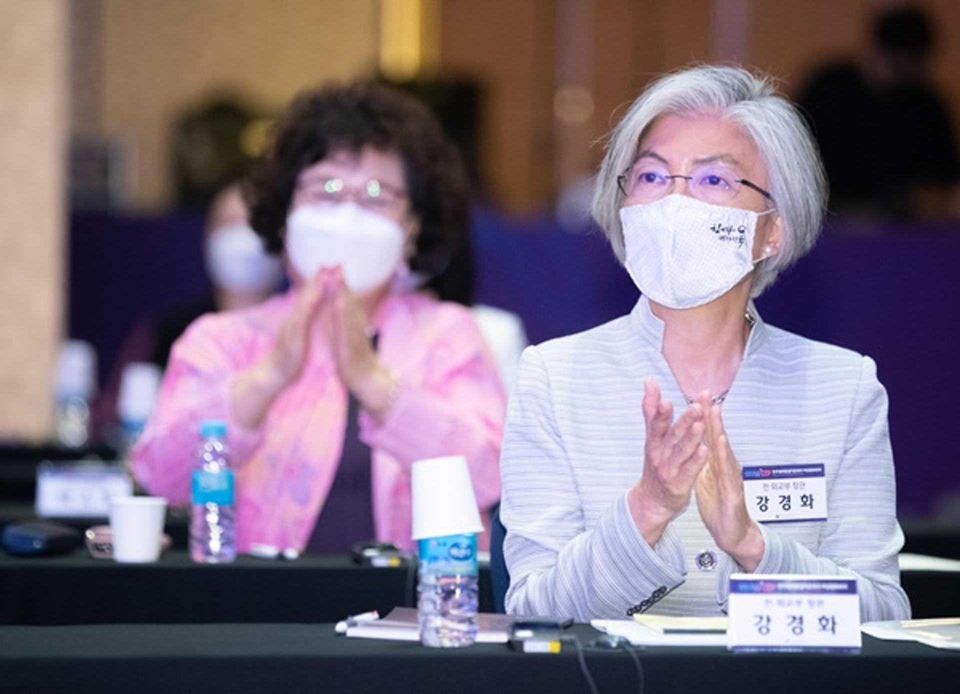 강경화, 퇴임 후 첫 강연 "코백스 참여하다 백신 확보 늦어"