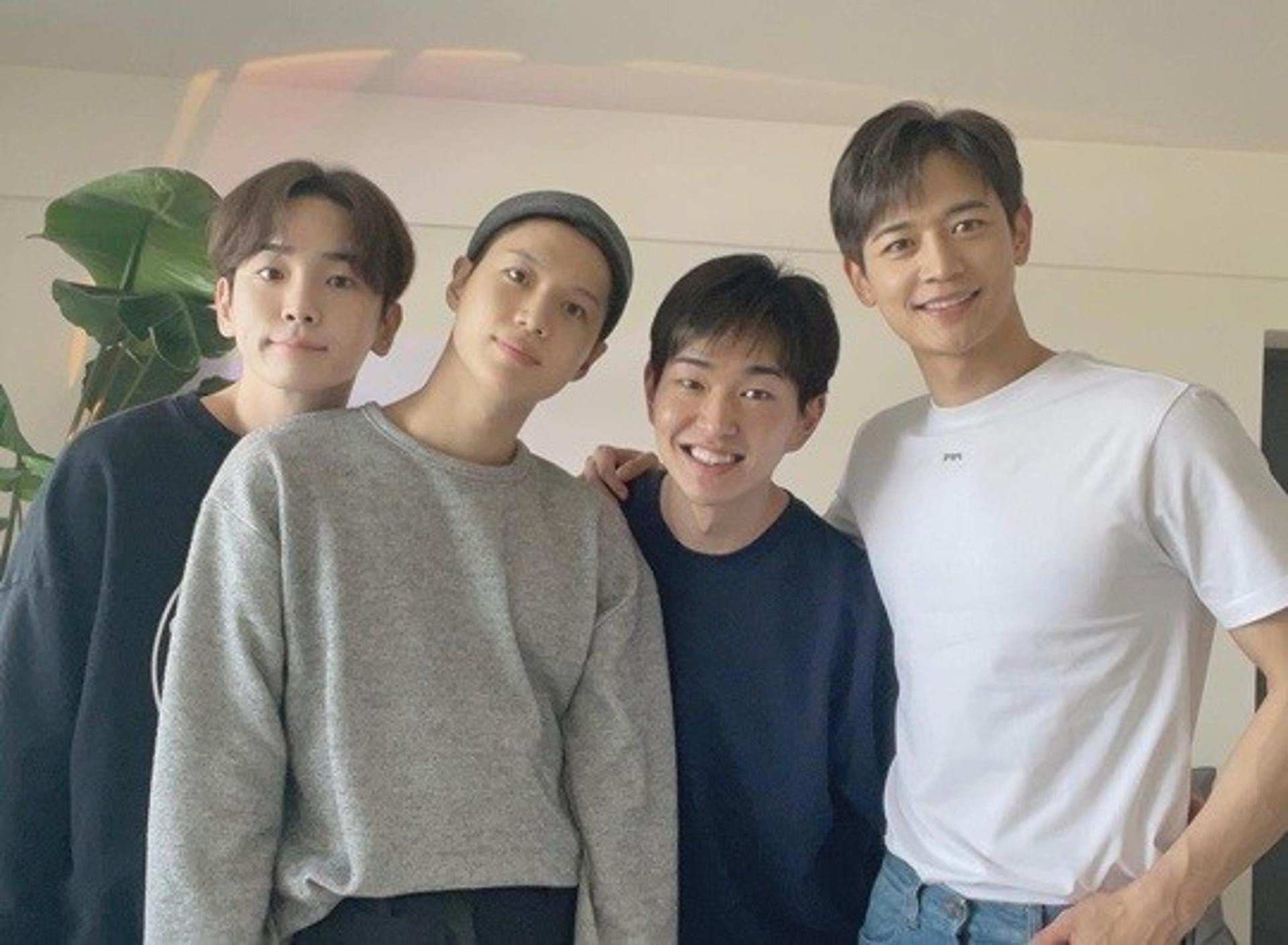 "잘 다녀와"… 태민 입대 앞두고, 샤이니 완전체 모였다