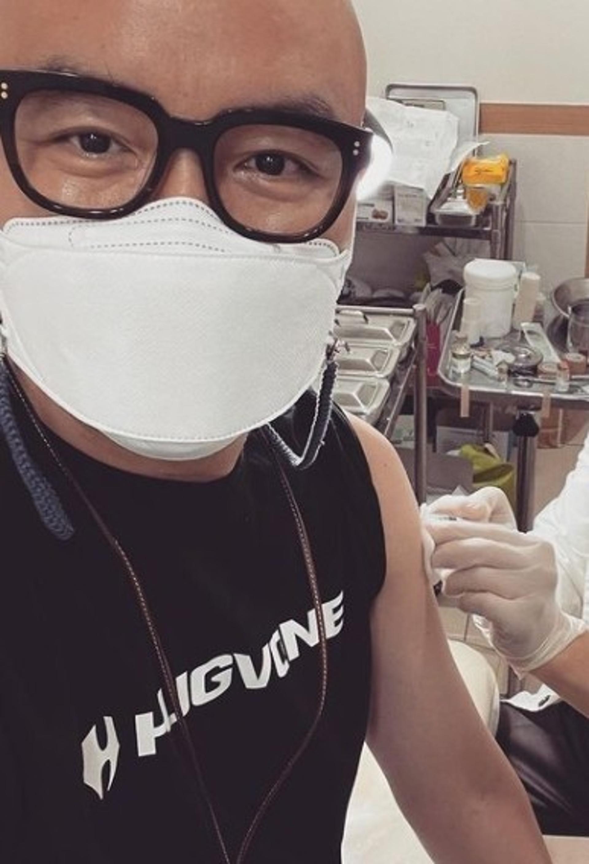 "조만간 해외여행 갈 수 있겠죠?"… 홍석천, 뇨쇼 백신 맞았다