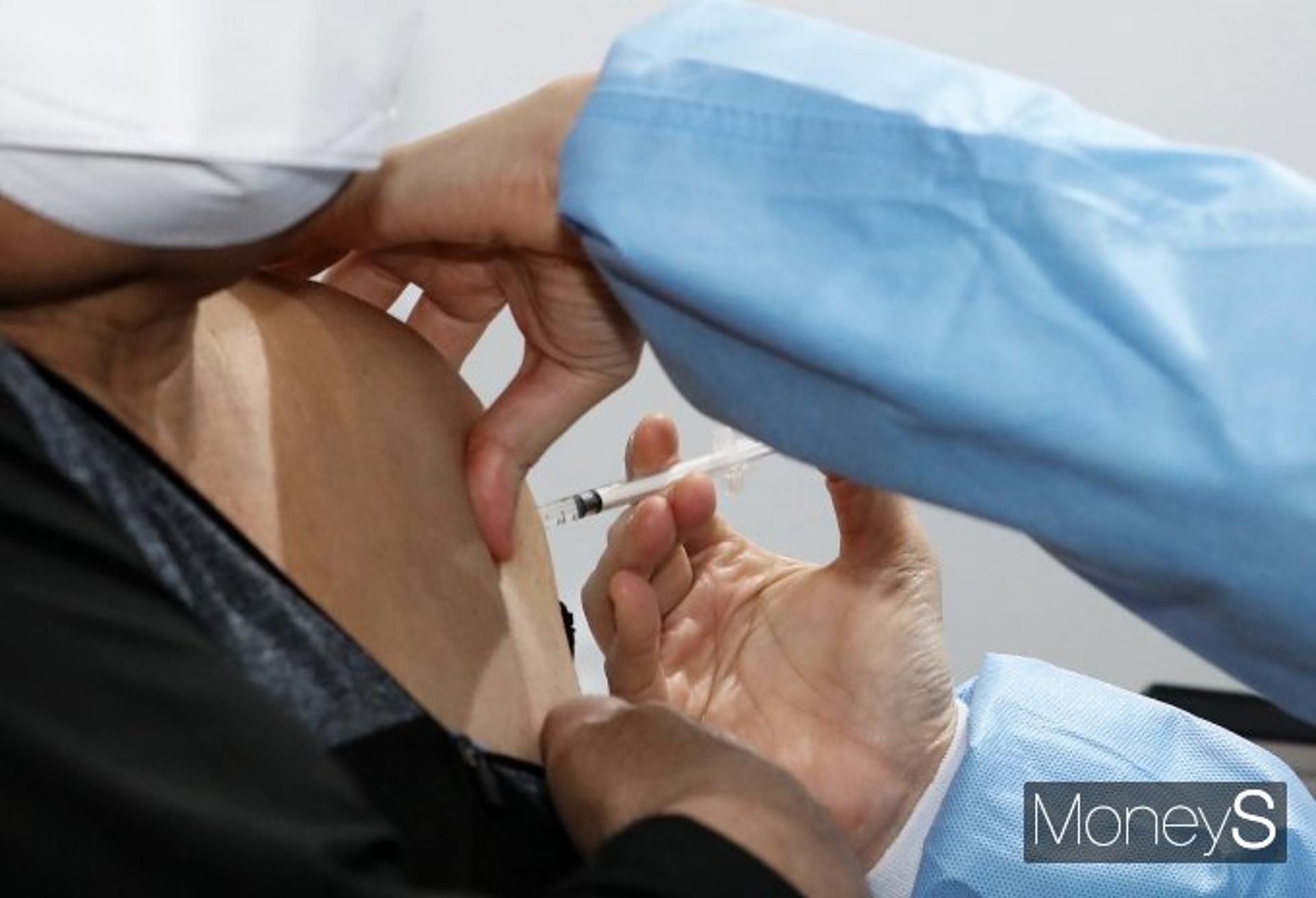“백신 맞으면 모임 가능해요”… 접종자 인센티브 살펴보니